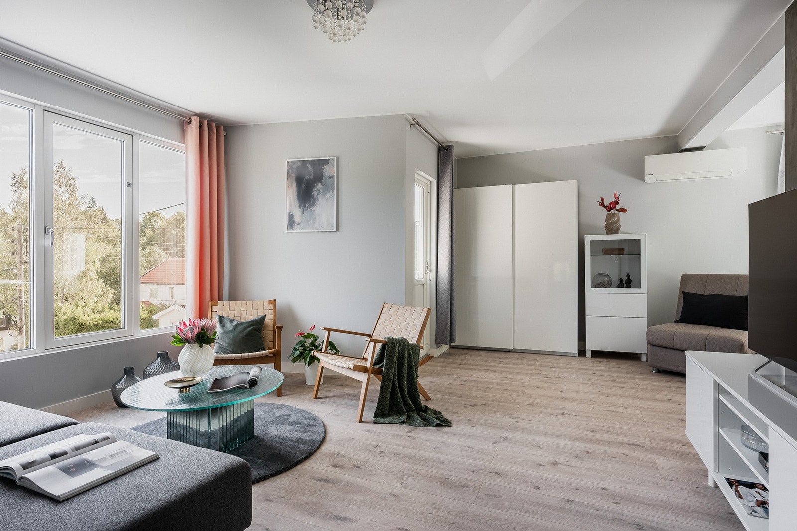Stor stue/spisestue med utgang til balkongen. Galleribilde