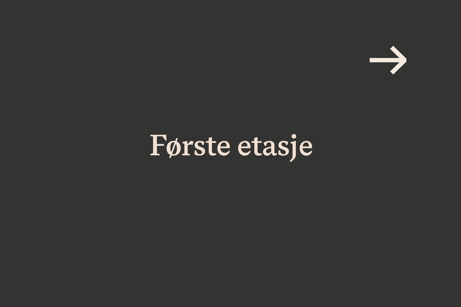 1. etasje: Entre/trappegang, gang, bad, 2 soverom og stue/spisestue med åpen kjøkkenløsning. Fra stuen er det utgang til terrasse på ca 30 m². Galleribilde