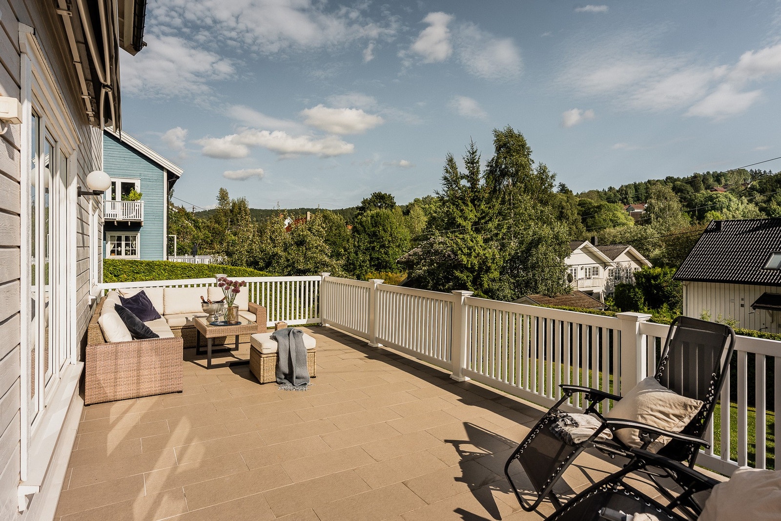 Stor flislagt terrasse på ca. 30 kvm. Galleribilde