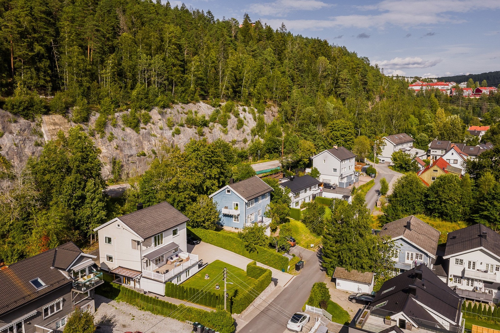 Området byr på en trygg og trivelig atmosfære, preget av hyggelige naboer og et aktivt lokalmiljø. Galleribilde