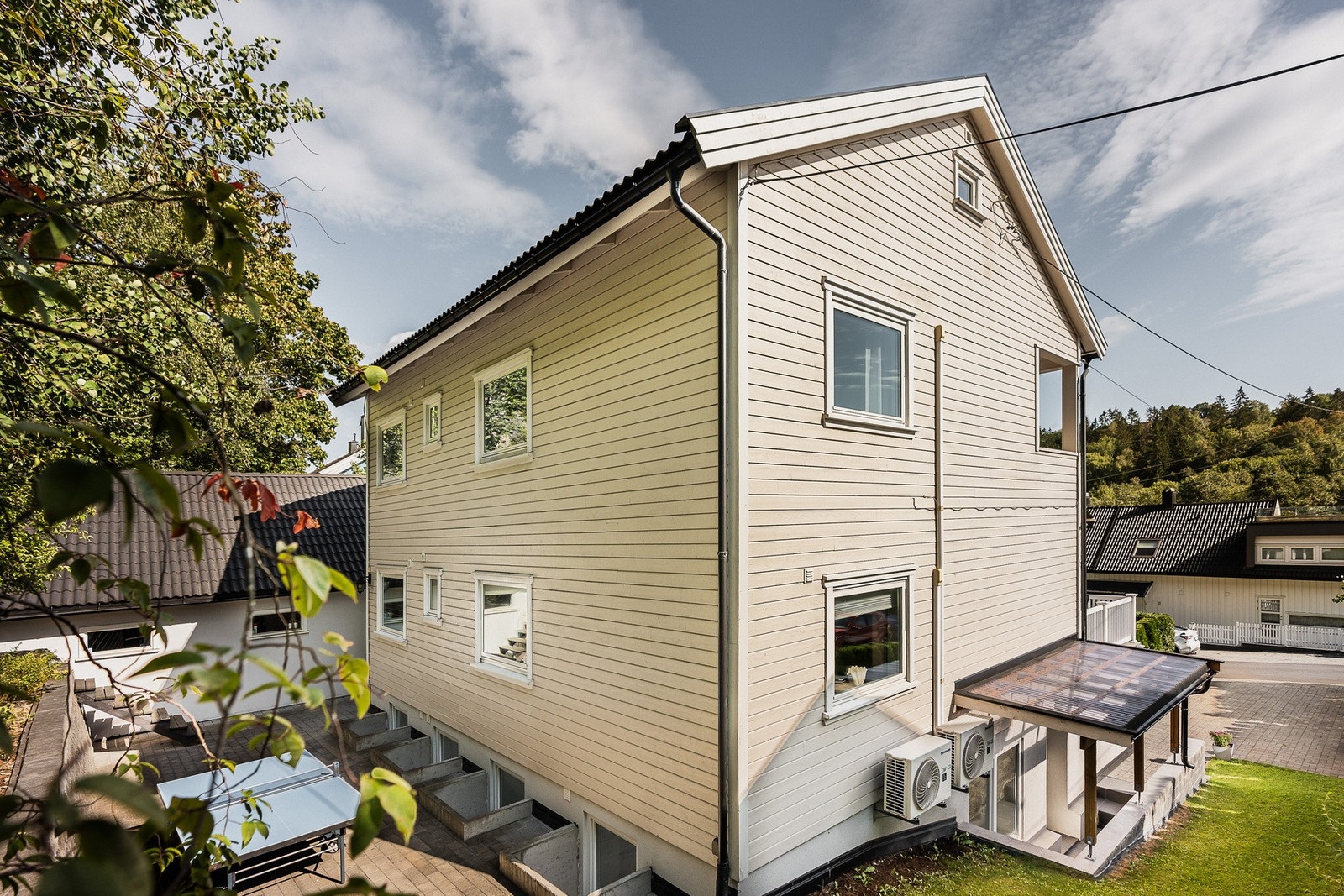 Fint opparbeidet rundt hele huset. Galleribilde
