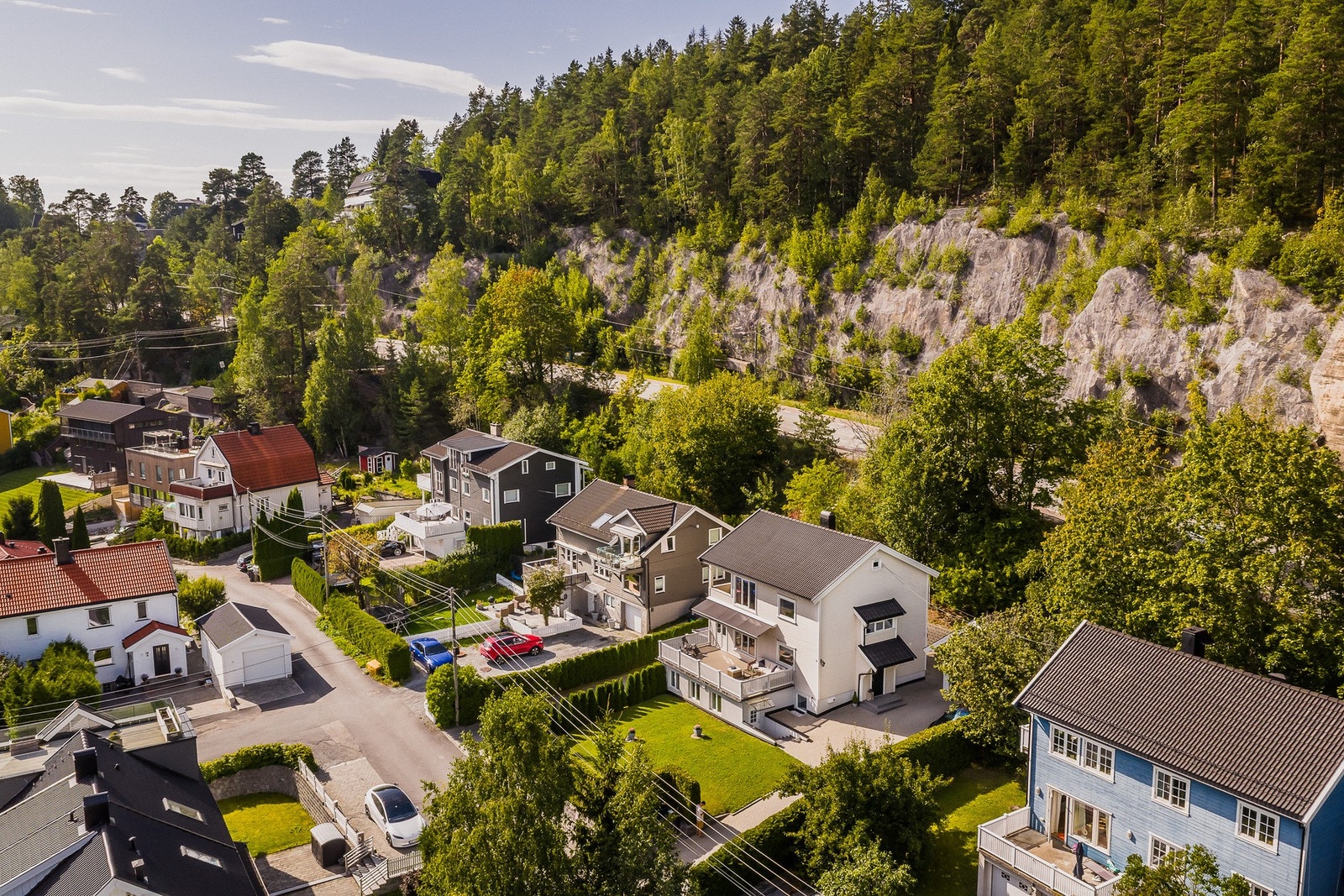 Idyllisk beliggenhet i et veletablert og svært familievennlig villaområde på Nordstrand. Galleribilde