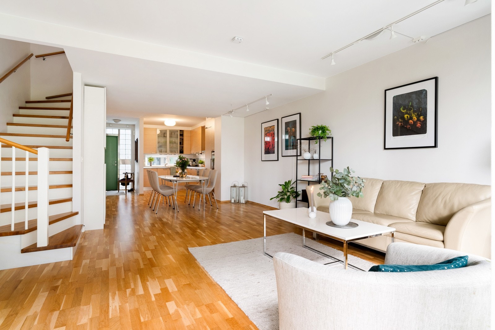 Gjennomgående for leiligheten er 3-stavs parkettgulv og tidløse fargevalg på vegger. Galleribilde