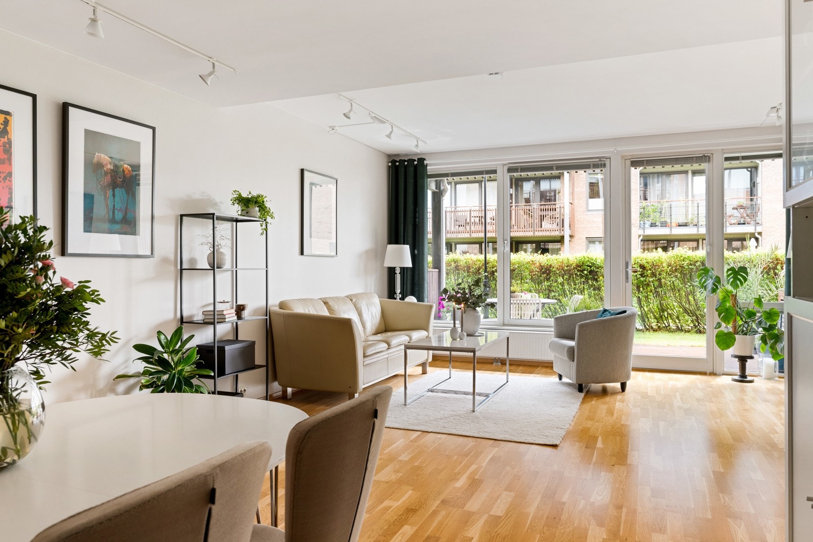 Velkommen til en familievennlig og innholdsrik leilighet over 2 plan, beliggende i et rolig og ettertraktet område på Persaunet. Galleribilde