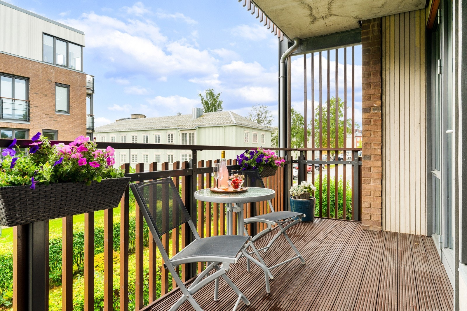 På balkongen nyter man solen fra tidlig morgen til ca. 16.00 - 16.45 om ettermiddagen. Galleribilde