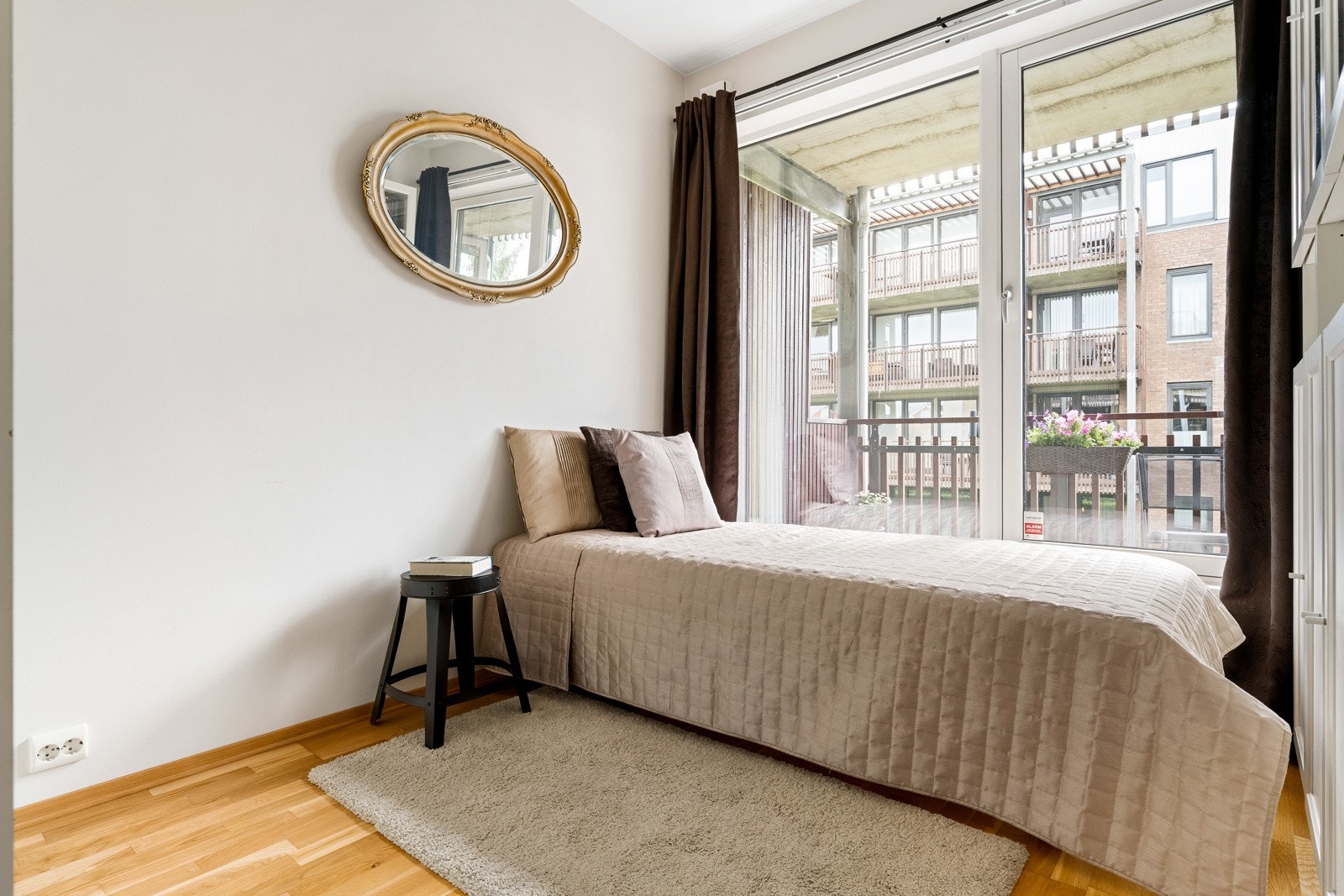 Rommene fremstår som innbydende med 3-stavs parkettgulv og store vindu som sørger for naturlig lysinnslipp og gode luftemuligheter. Galleribilde