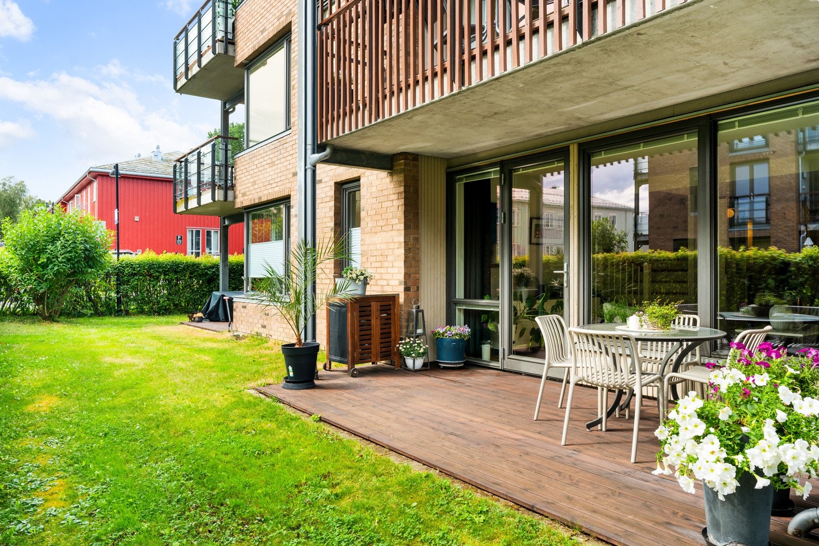 Leiligheten har en praktisk plassering på bakkeplan, og ligger usjenert til med direkte adkomst til grøntareal. Galleribilde