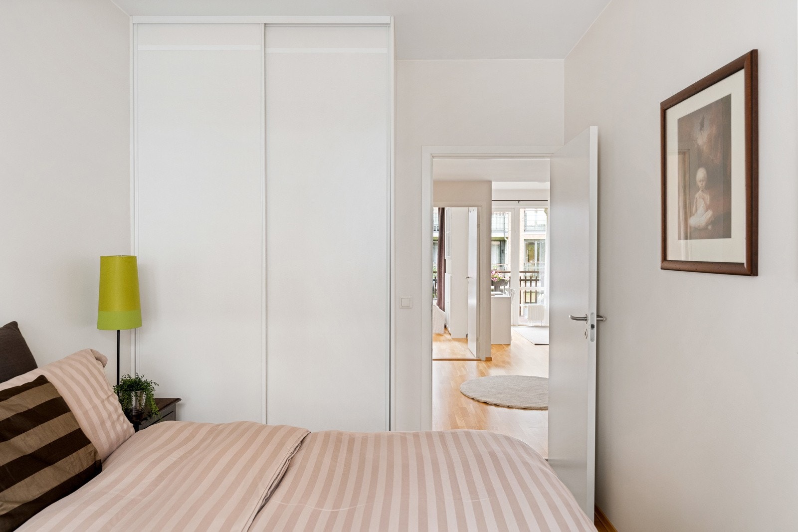 Alle soverom er innredet med en skyvedørsgarderobe for oppbevaring av klær og sko. Galleribilde