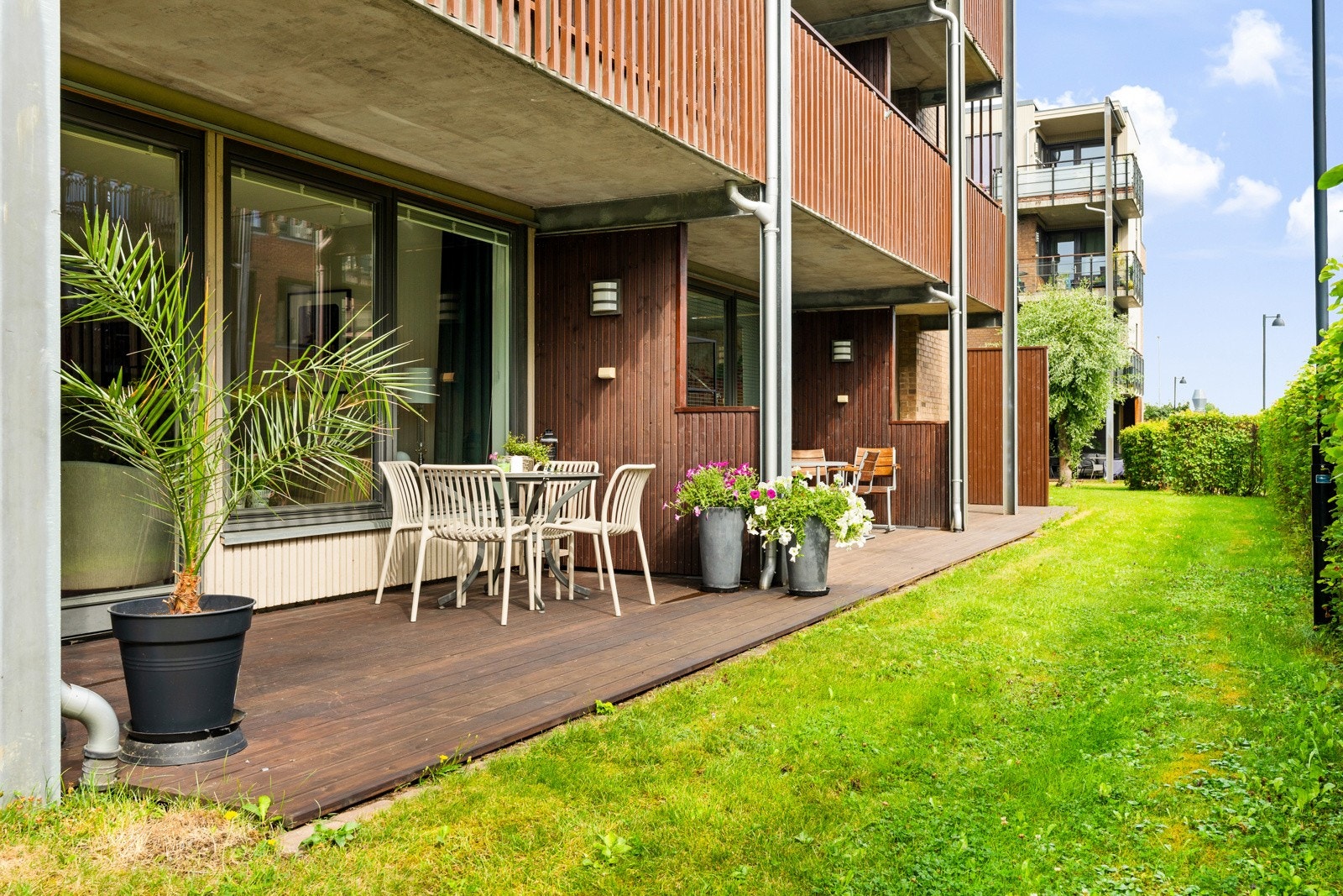 Levegger på terrassen sørger for lite innsyn samt god skjerming for vær og vind. Galleribilde