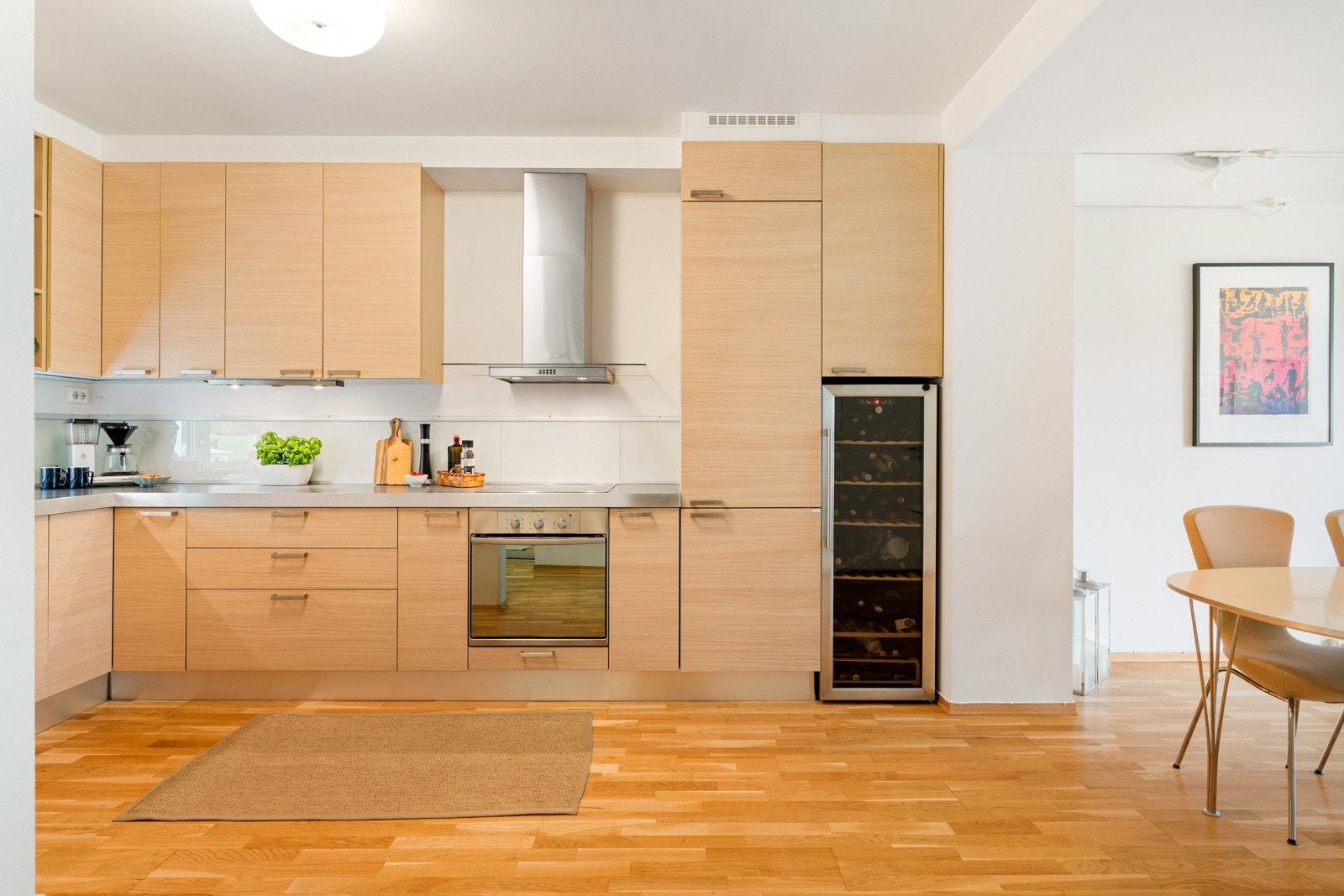 Det er medfølgende hvitevarer i form av oppvaskmaskin (Electrolux) samt platetopp, stekeovn og kombiskap fra Ariston. Galleribilde