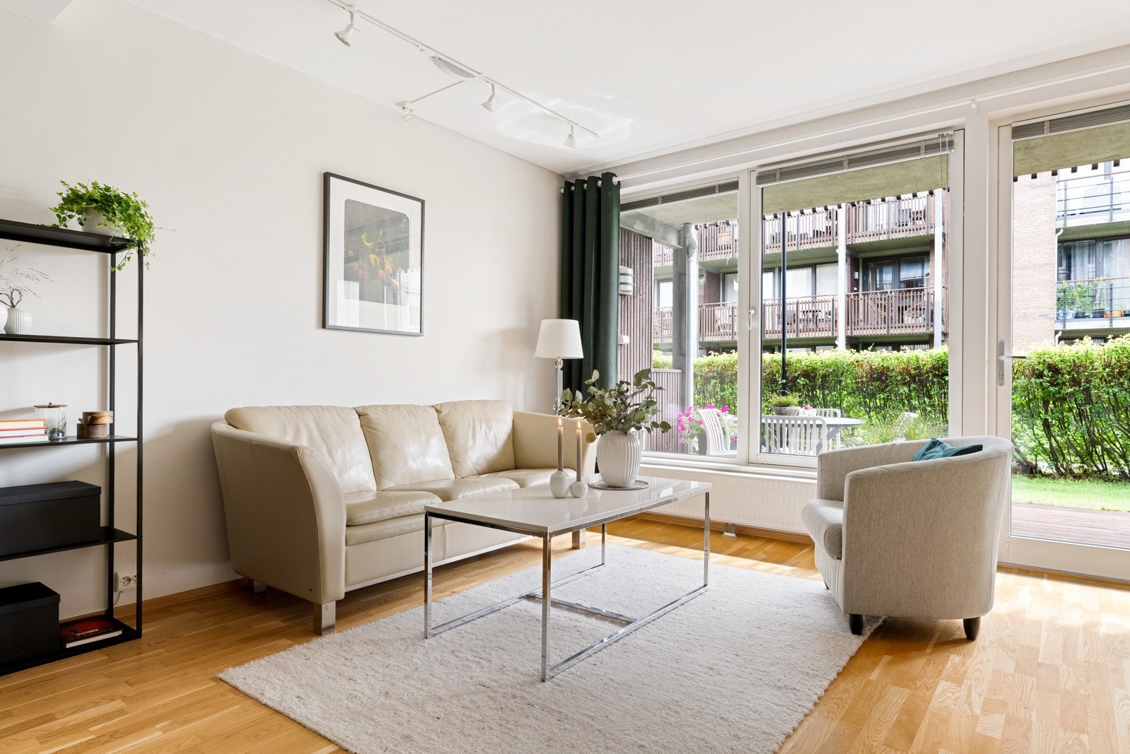 Fra stuen er det adkomst til en sørøstvendt markterrasse. Galleribilde