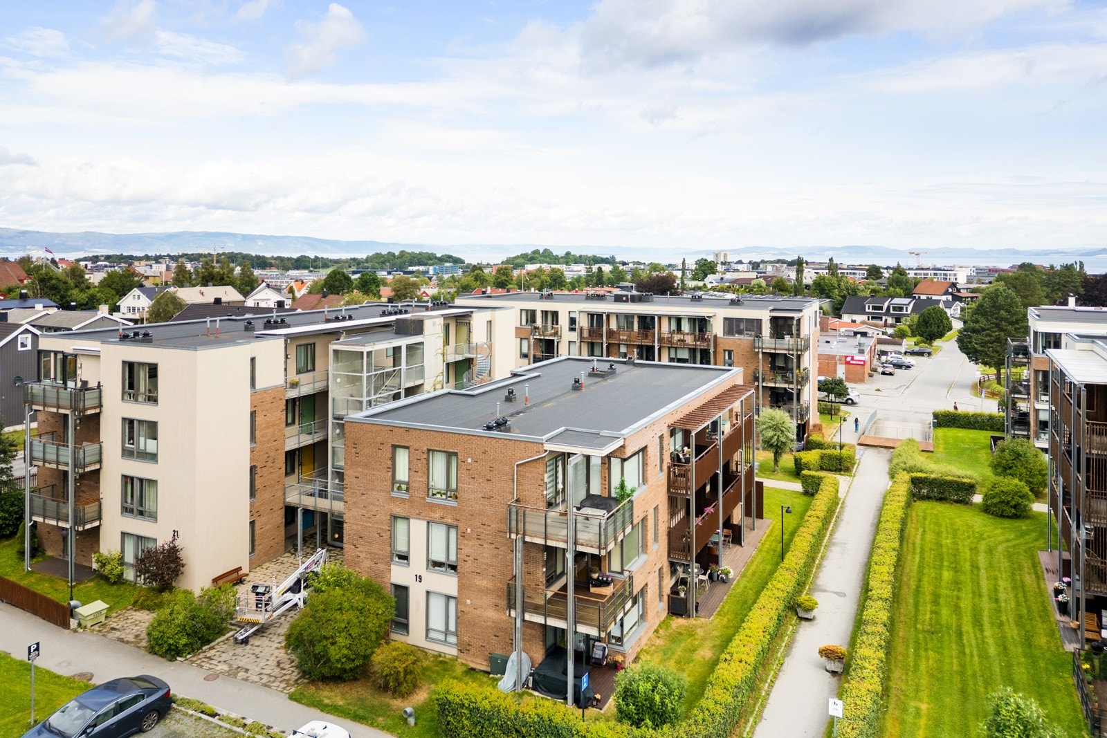 Borettslaget Persaunet Extra 1 ligger i et rolig og veletablert område på Persaunet. Borettslaget tilbyr individuell nedbetaling av fellesgjeld, og inkludert i de månedlige felleskostnaden er blant annet strøm, varmtvann, oppvarming og tv/internett. Galleribilde