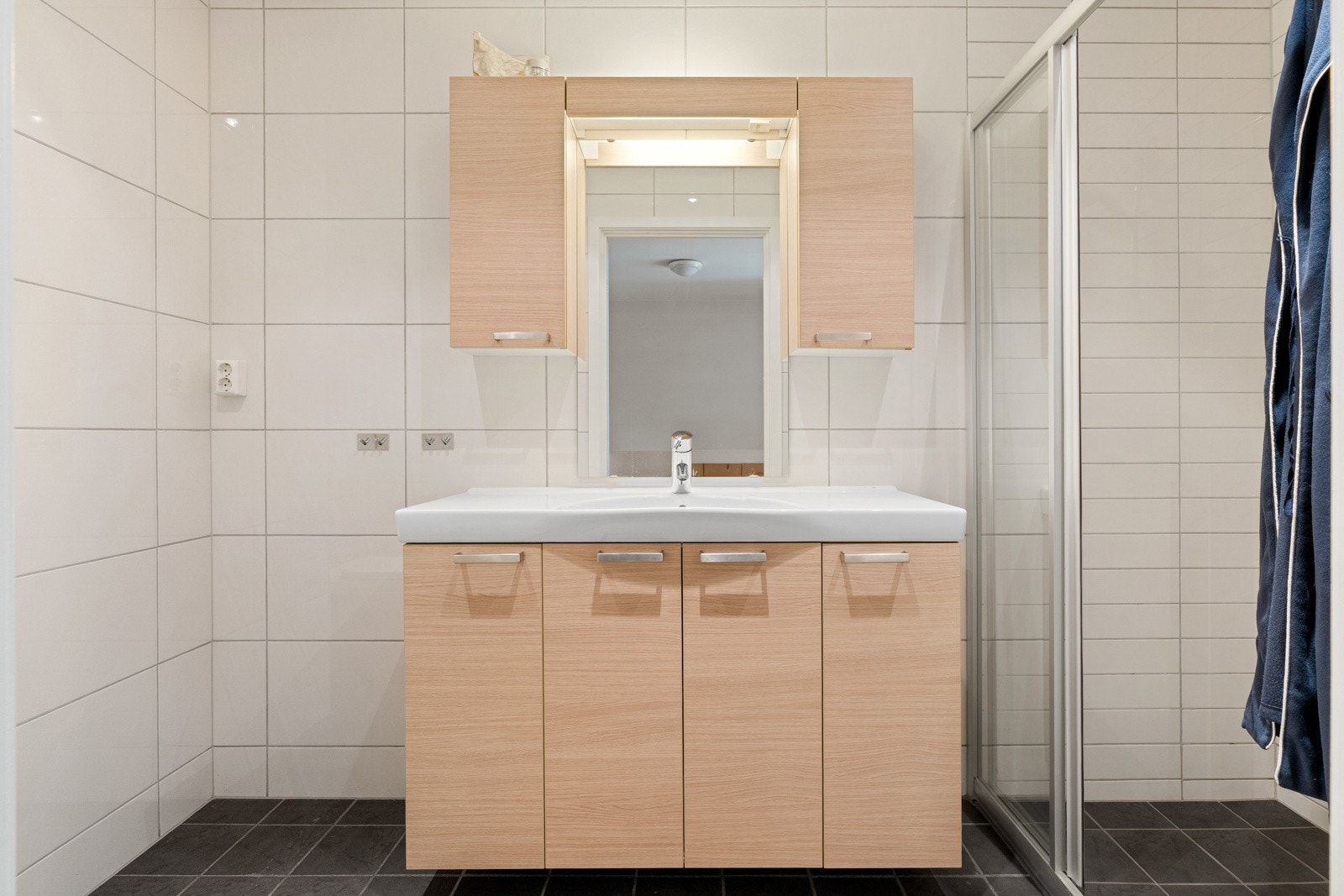 Flislagt bad med behagelig gulvvarme og baderomsinnredning fra Aran. Galleribilde