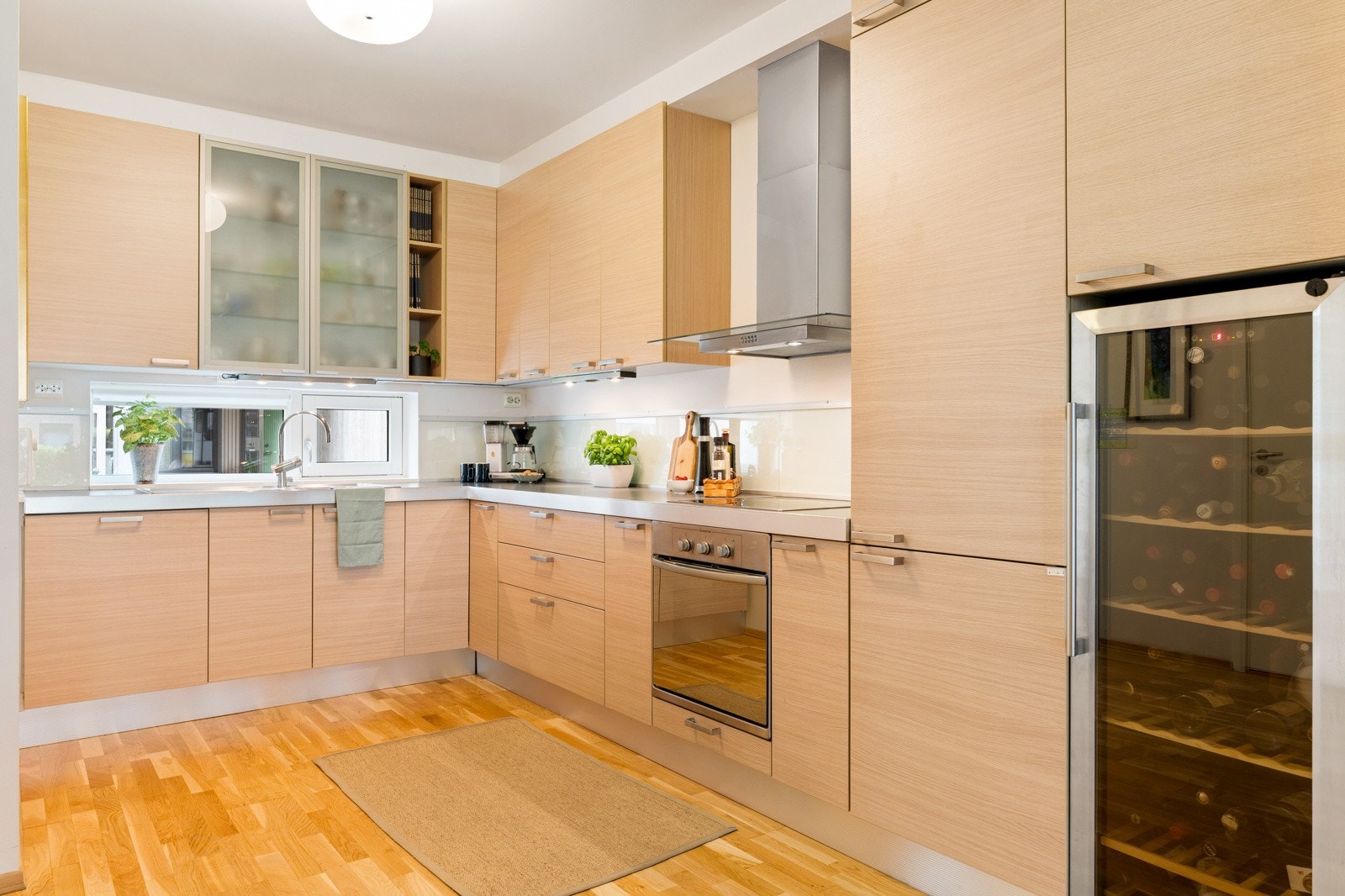 Kjøkkenet har gode arbeidsflater, en praktisk utforming og rikelig med oppbevaringsplass. Galleribilde