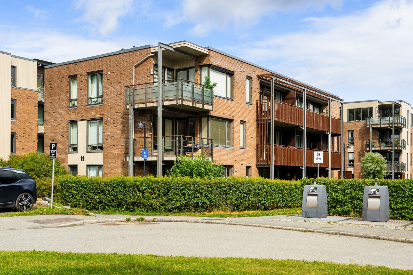 Det er 15 gjesteparkeringsplasser i parkeringskjelleren og 5 på bakkeplan langs Kyavegen. Galleribilde