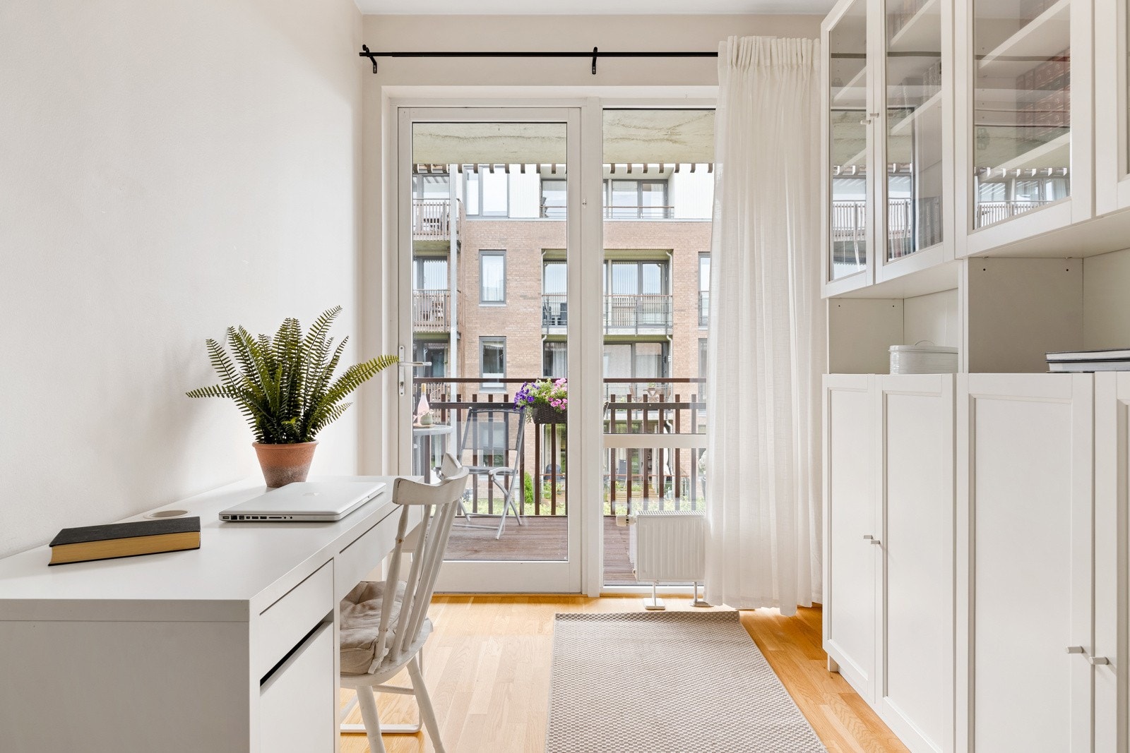 Leiligheten er opprinnelig tegnet med 4 soverom i 2. etasje, men det fjerde soverommet er i dag innlemmet i gangarealet og tatt i bruk som kontor. Galleribilde