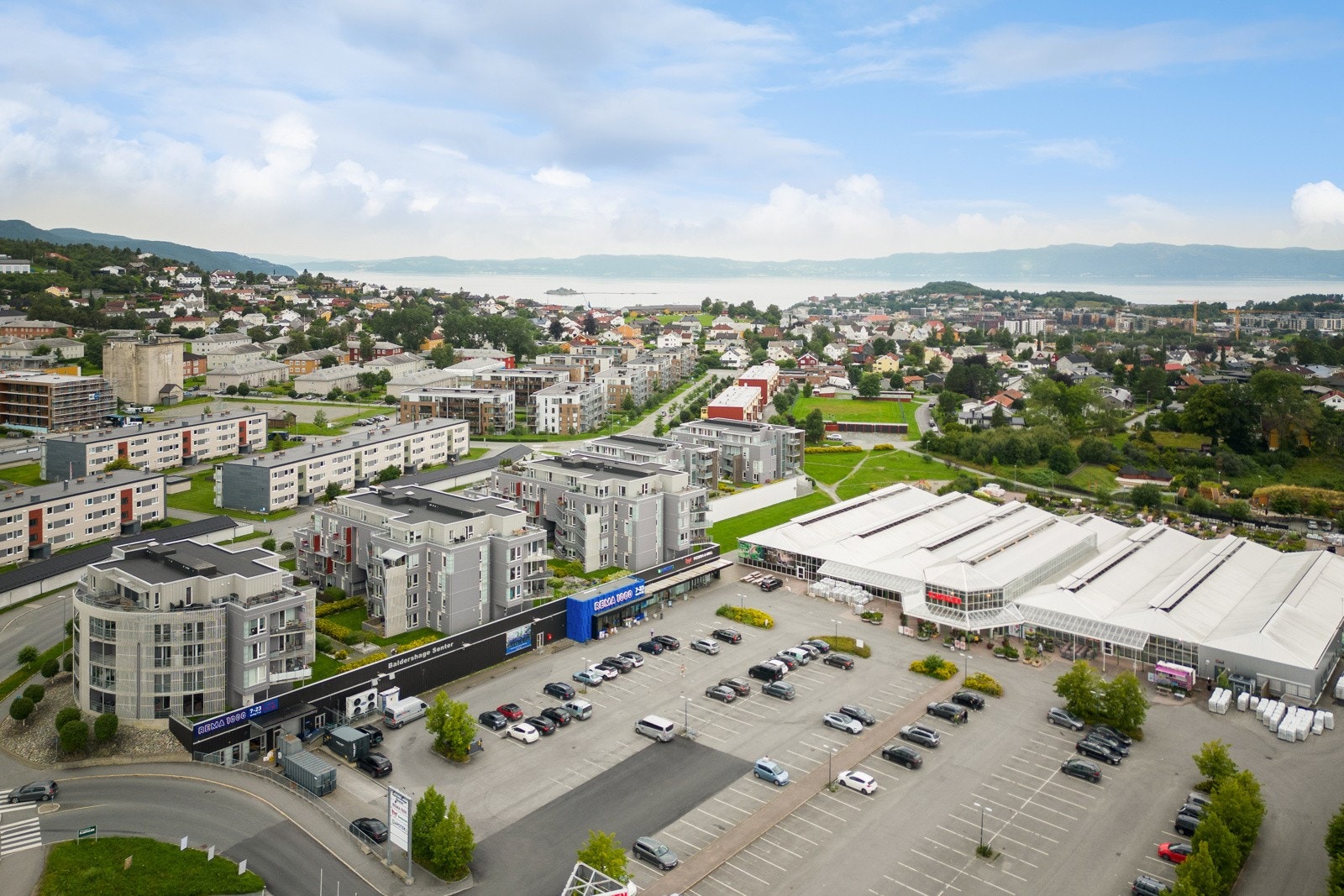 Det er kort avstand til Bromstadsletta hvor Plantasjen, apotek og Rema 1000 med søndagsåpen avdeling holder til. Galleribilde