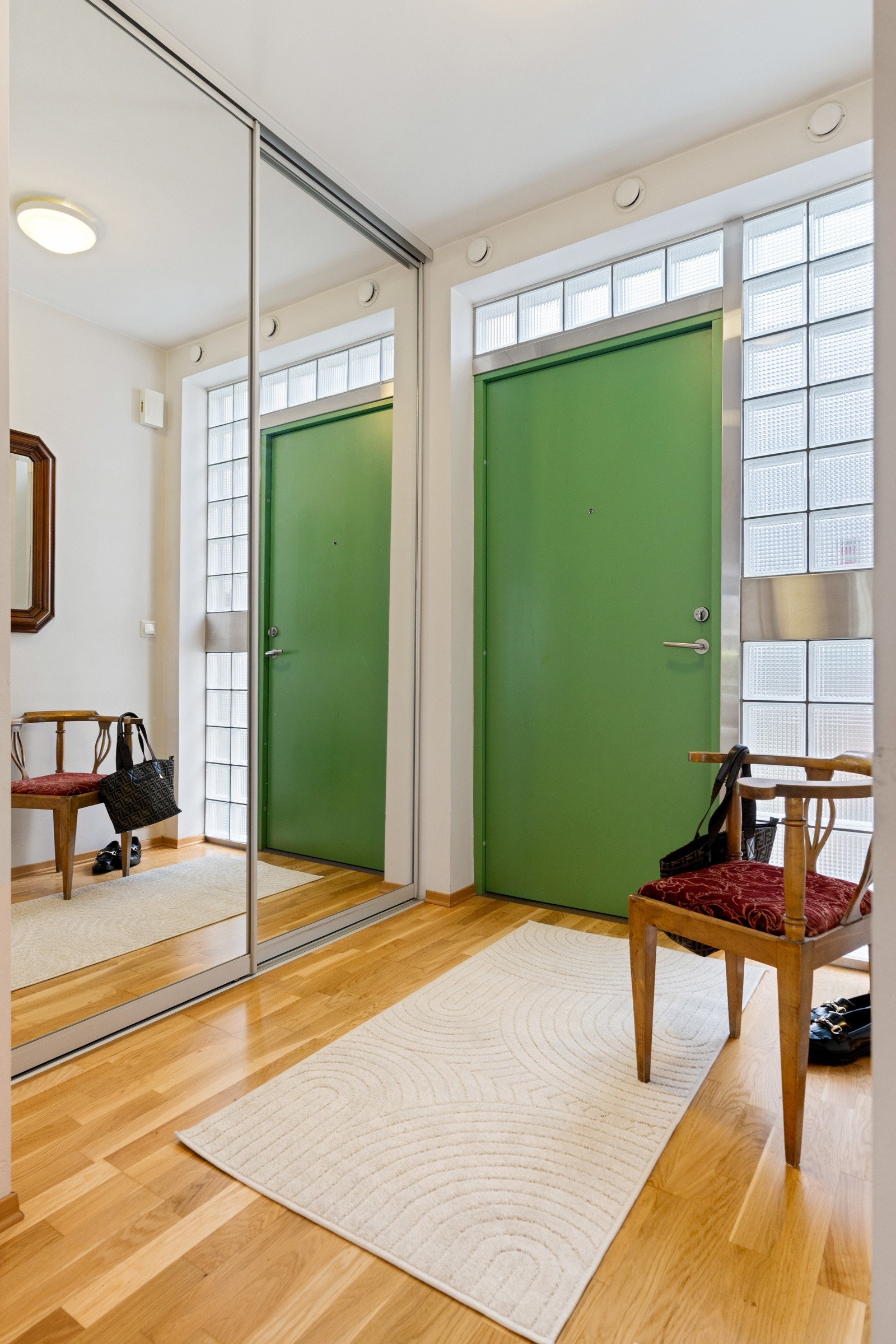 Fra inngangspartiet på nordsiden av bygget ankommer man en entré med gode oppebevaringsmuligheter i skyvedørsgarderobe. Galleribilde