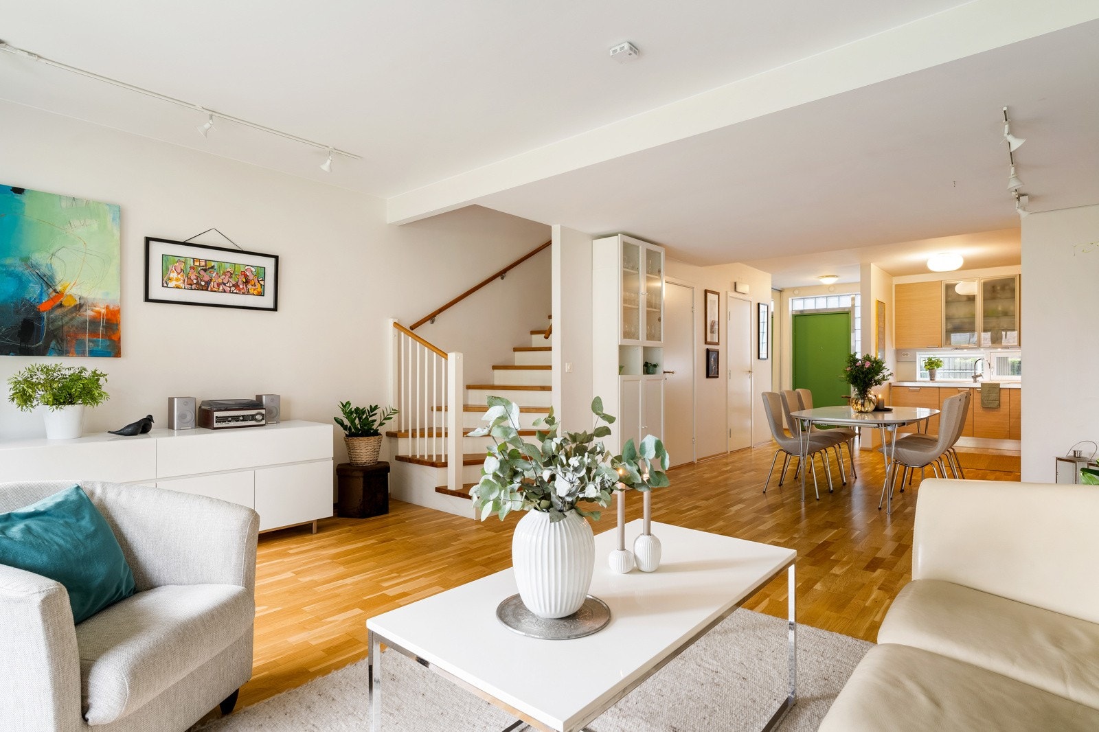 Fra boligens entré ankommer man et fantastisk allrom bestående av stue, spisestue og kjøkken. Galleribilde