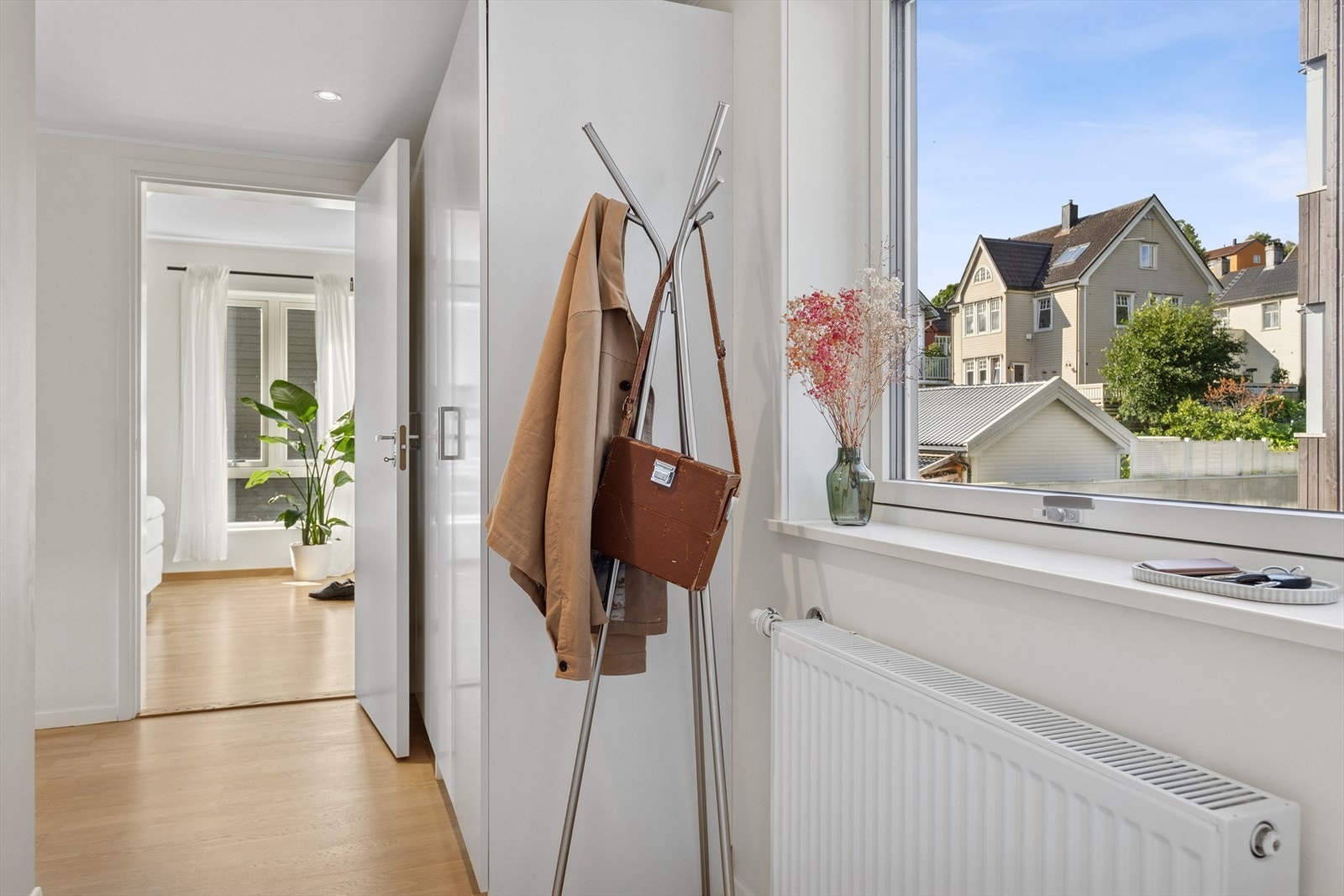 Leiligheten har en innbydende entre med stor garderobe. Galleribilde