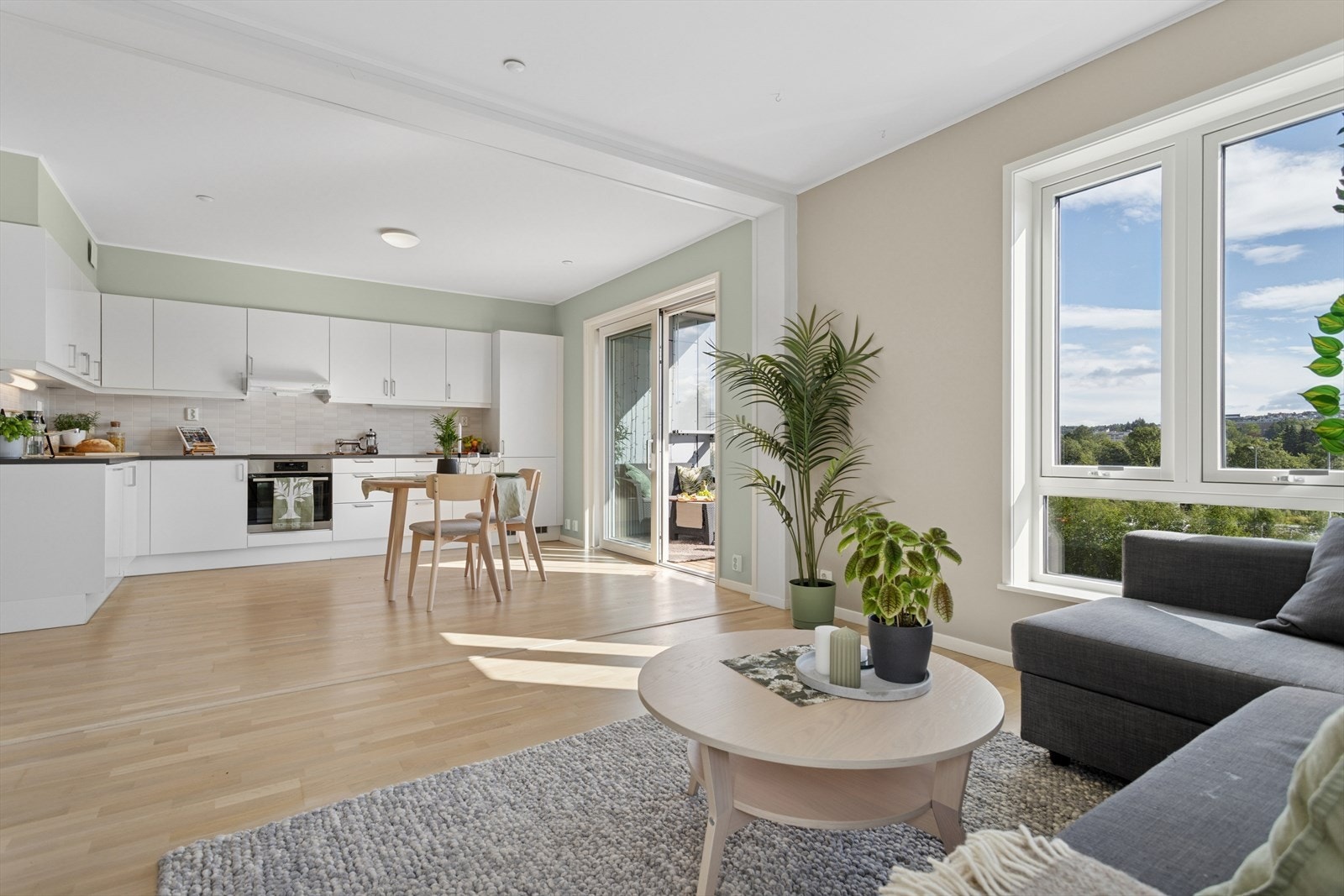 Beliggende i 2. etasje i et flott sameie finner man leiligheten med sine 76 m². Galleribilde