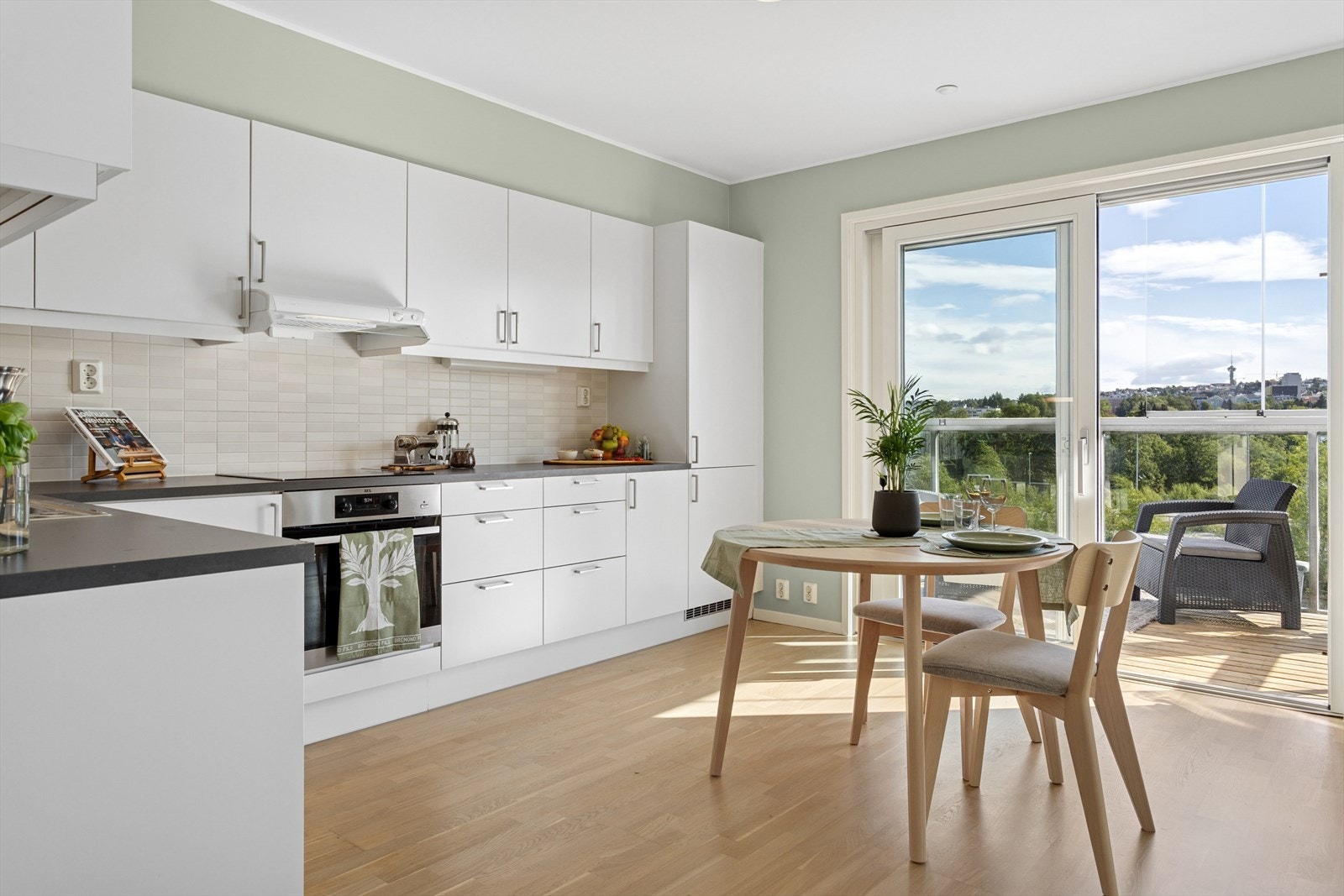 Kjøkkenet er gitt tilstandsgrad 1 av takstmann. God plass til spisebord - hvor man kan nyte gode middager og trivelige lag. Galleribilde