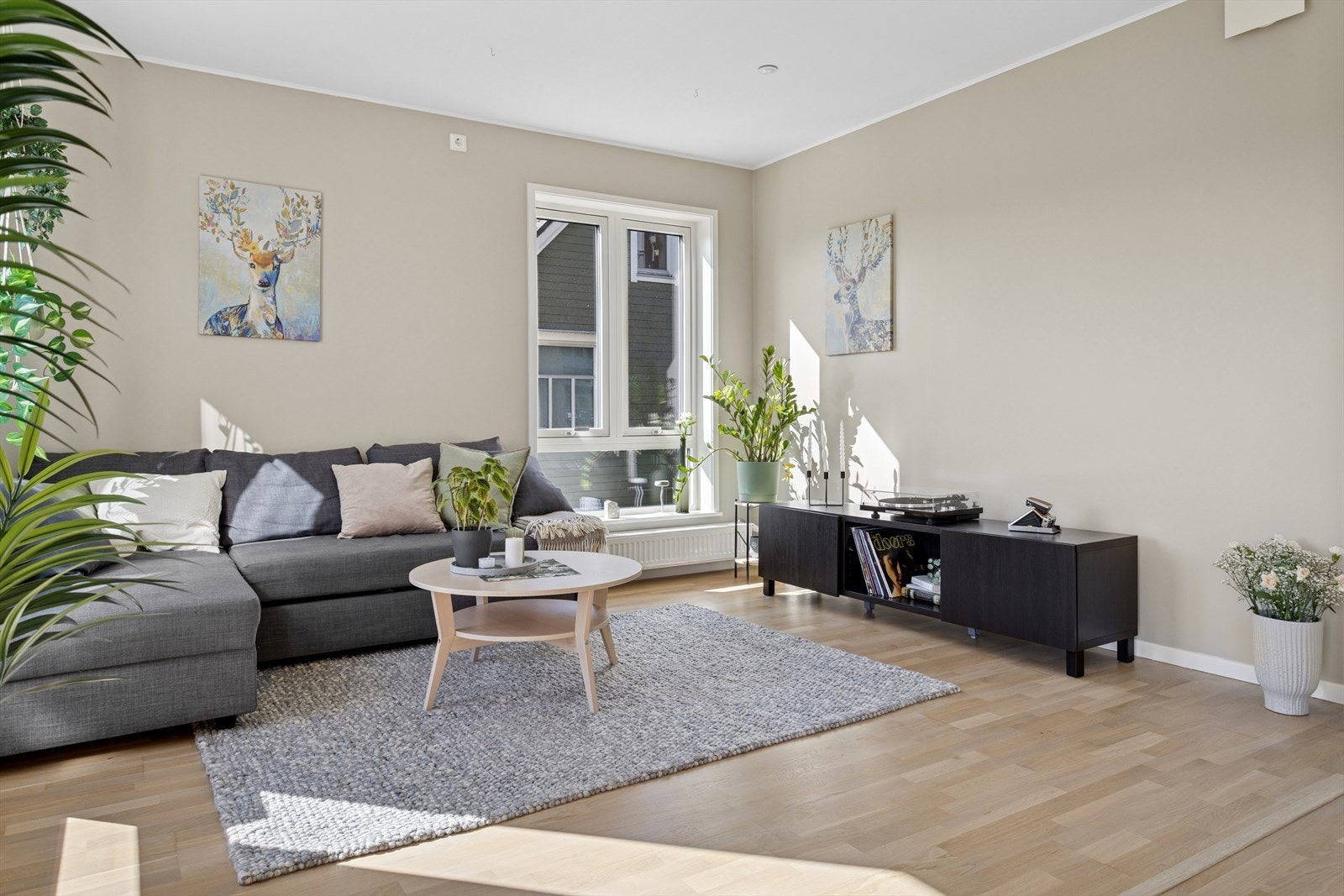 Parkett på stue og kjøkken ble slipt og lakkert i 2025. Galleribilde