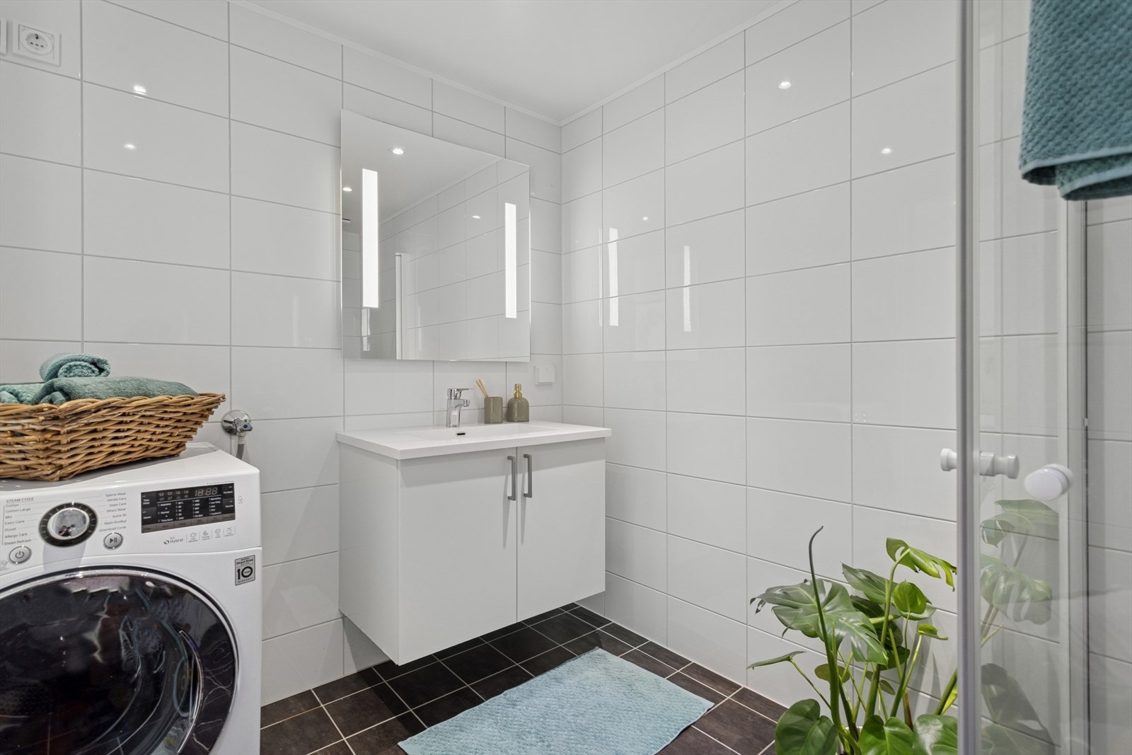 Takstmann har gitt tilstandsgrad 1 - badet er innredet med servantskap, dusjhjørne, toalett og opplegg til vaskemaskin. Galleribilde