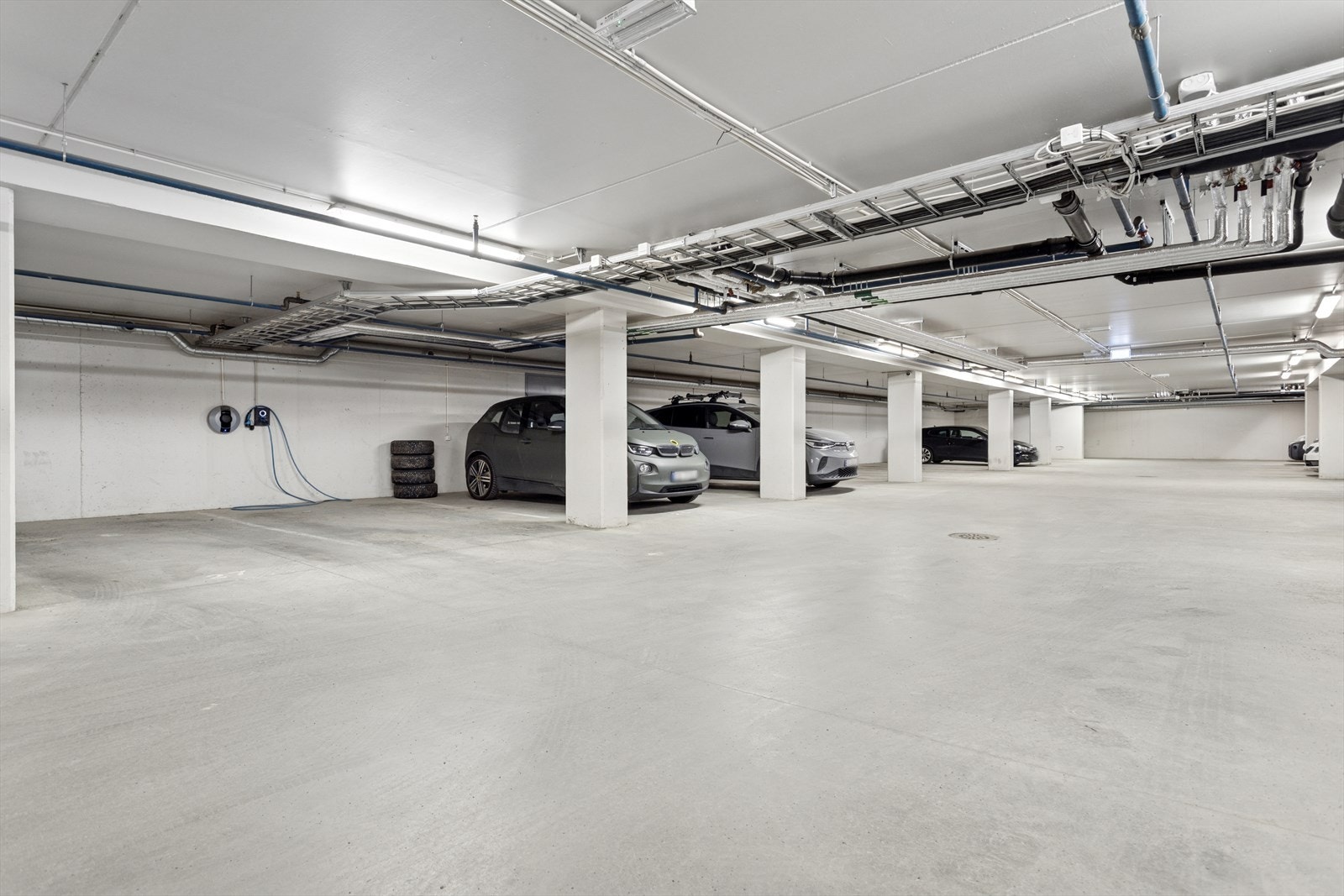 Parkeringsplass i p-anlegg - montert lader for el-bil i 2017. Galleribilde