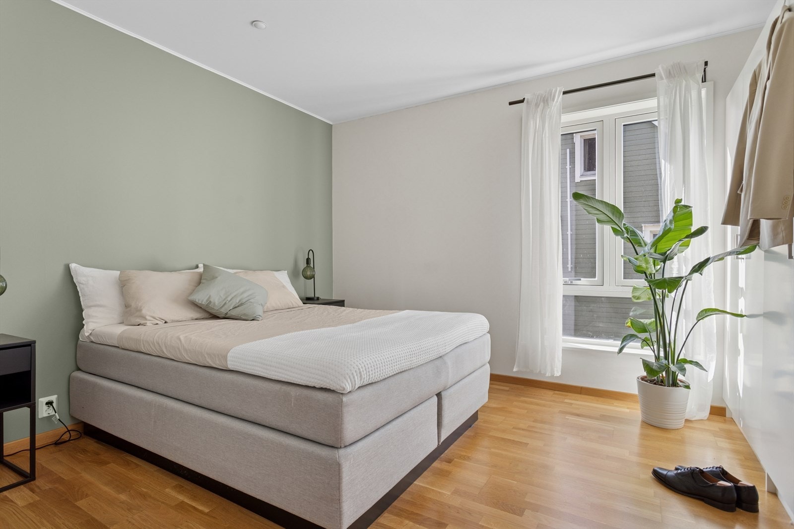 Hovedsoverommet er på 12,9 m² og har rikelig med plass til dobbeltseng, garderobeløsning og annen innredning. Galleribilde