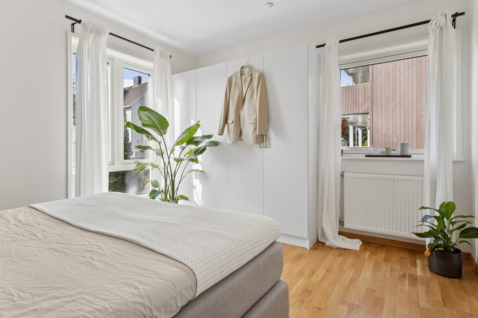 Leilighetens hjørnebeliggenhet kommer til gunst på soverommet, slik som på stuen, med lys fra flere sider. Galleribilde