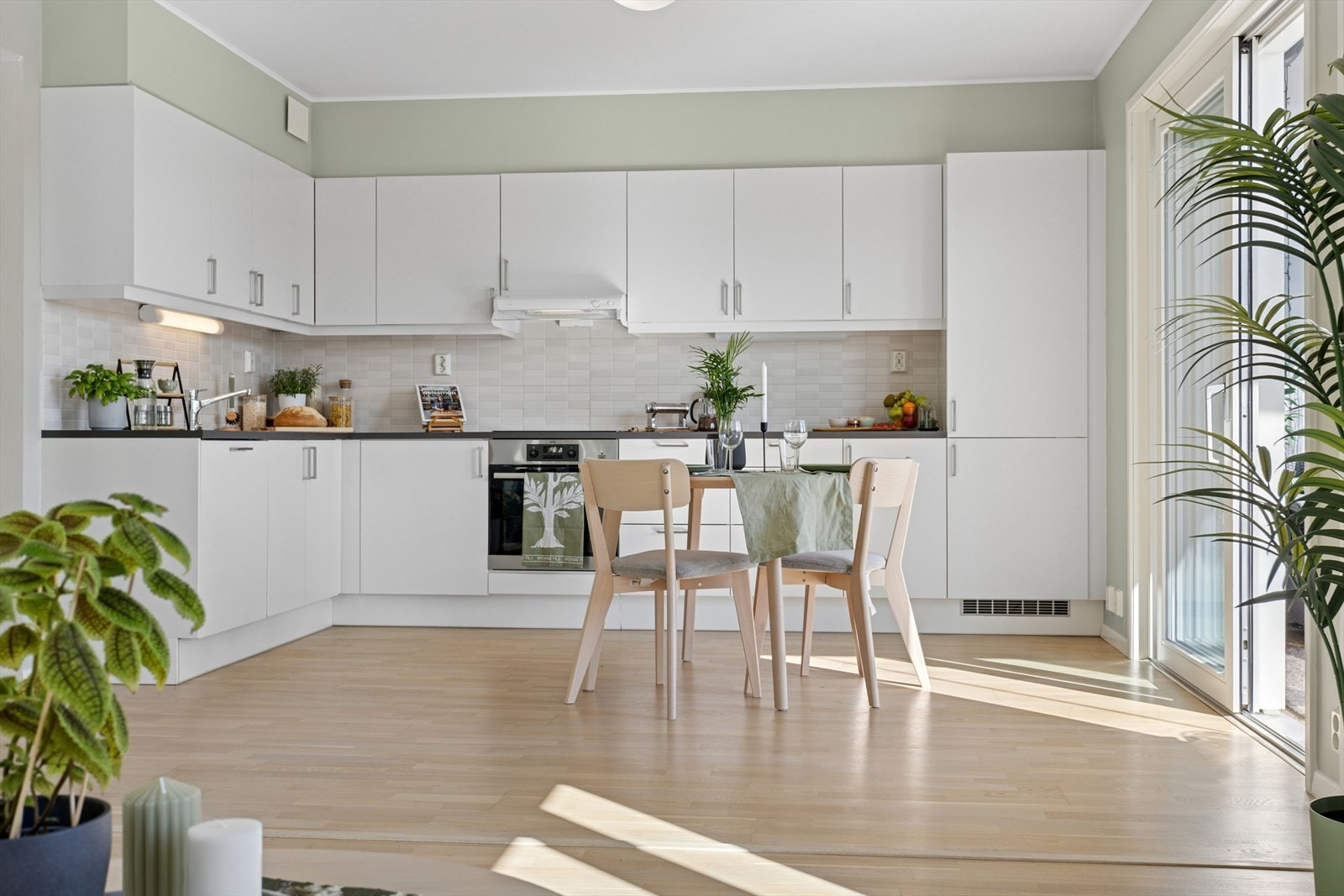 Moderne kjøkken med tilstandsgrad 1. Ny stekeovn i 2022. Galleribilde