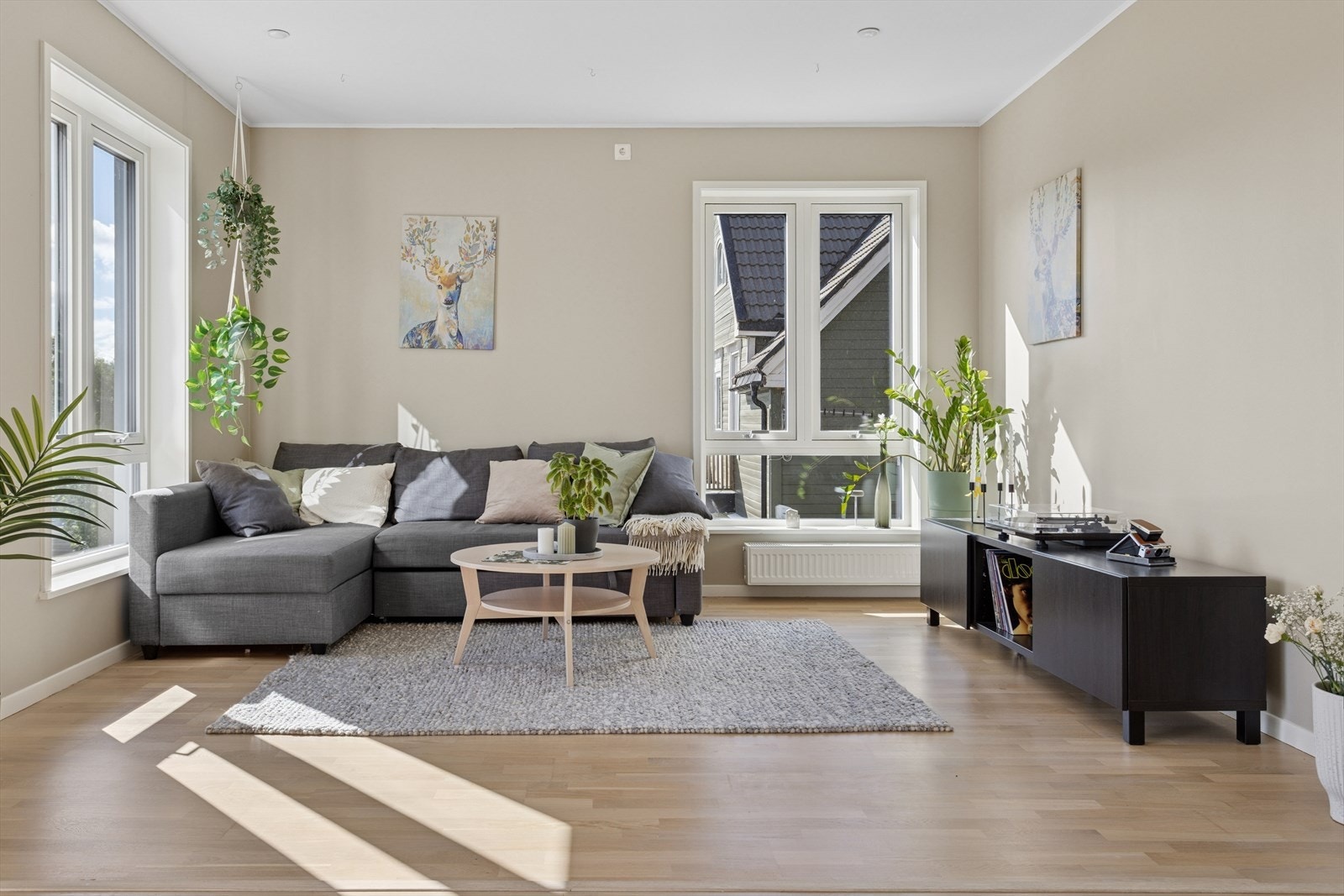 Stue og kjøkkenløsning på hele 28,5 m² med god plass til sofagruppe og spisestue. Galleribilde