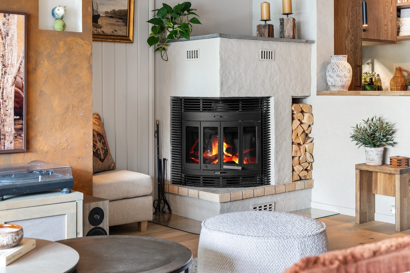 I 2024 ble det installert en ny rentbrennende peisinnsats mellom kjøkken og stue Galleribilde