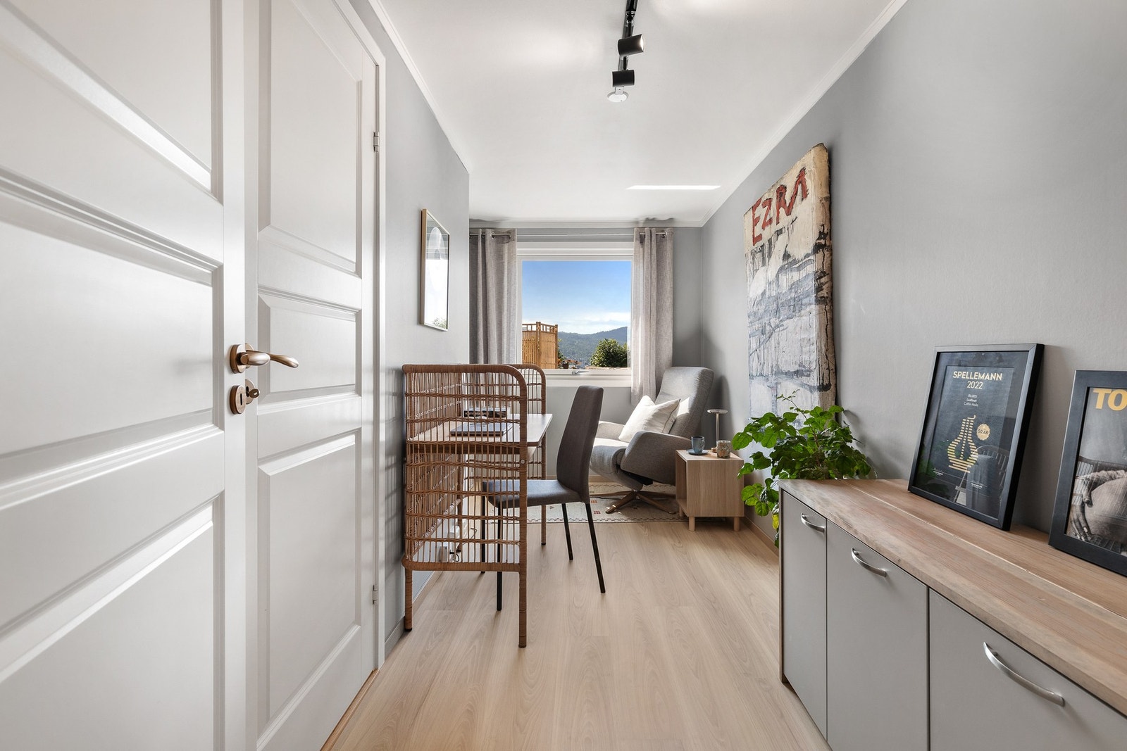 Soverom 2 har laminatgulv fra 2025 og slette vegger Galleribilde