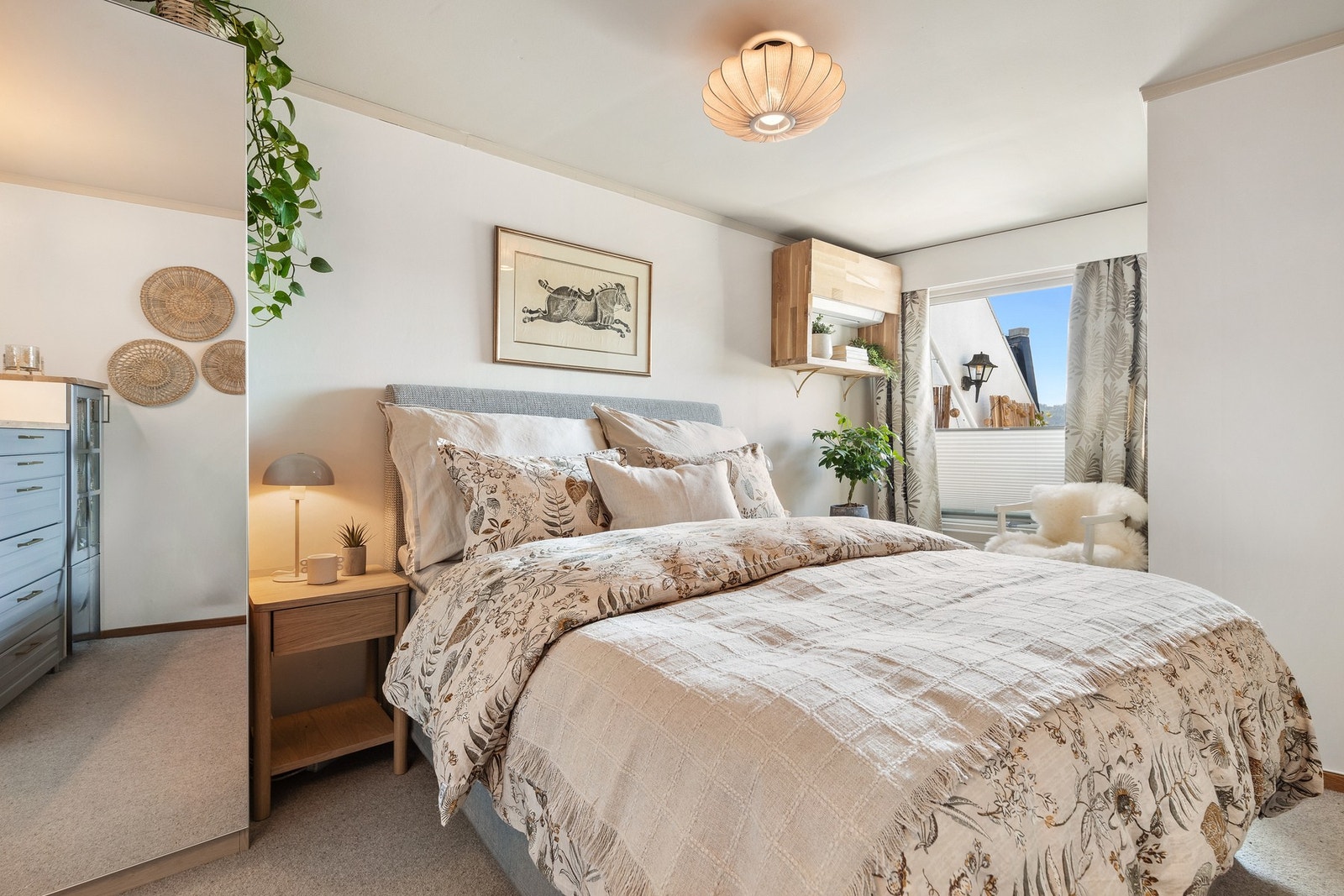 Hovedsoverommet har vegg-til-vegg teppe av ull og slette flater på vegger samt i himling Galleribilde