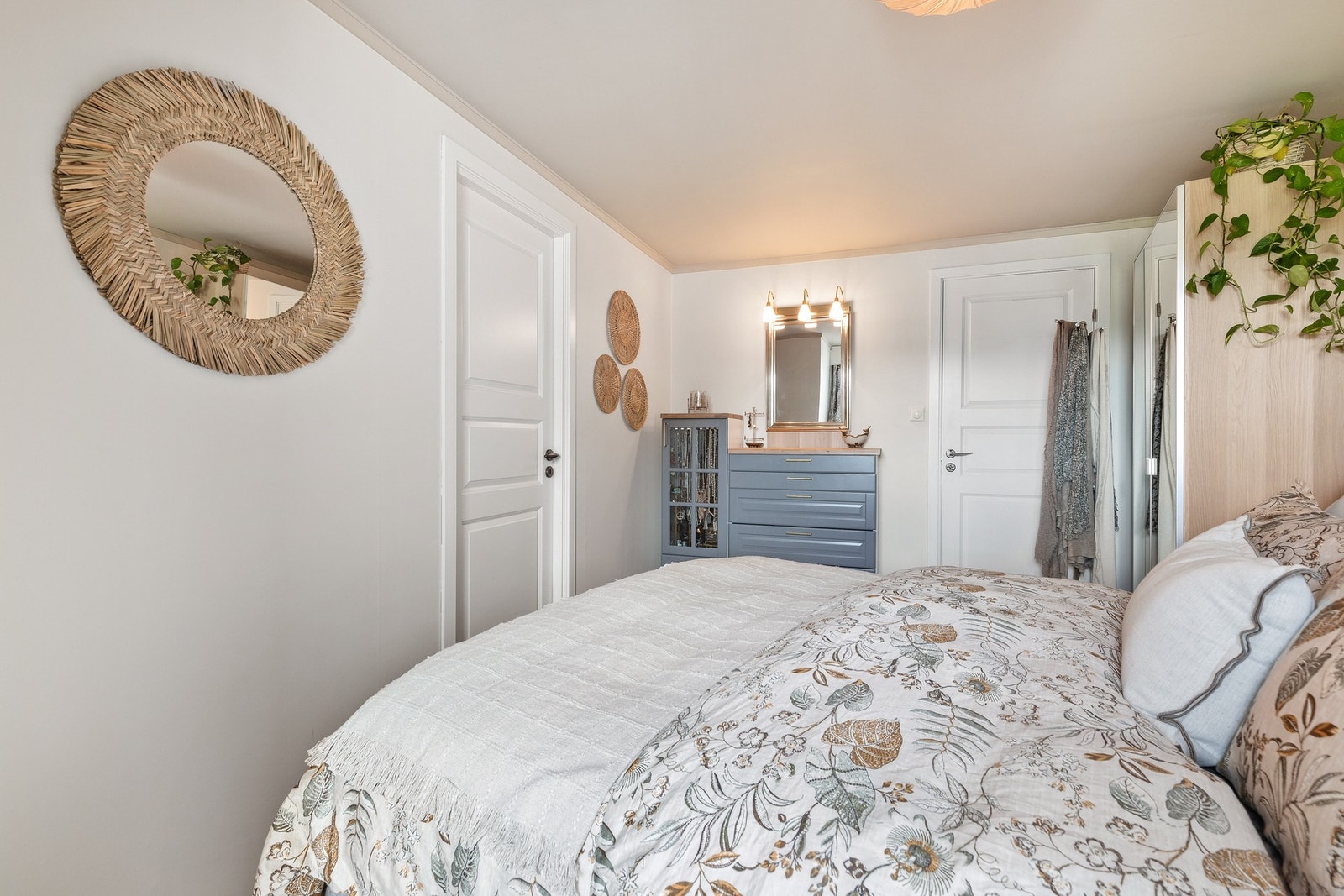 Dette rommet har fin plass til dobbeltseng og nattbord, samt adkomst til bad via praktisk garderoberom Galleribilde