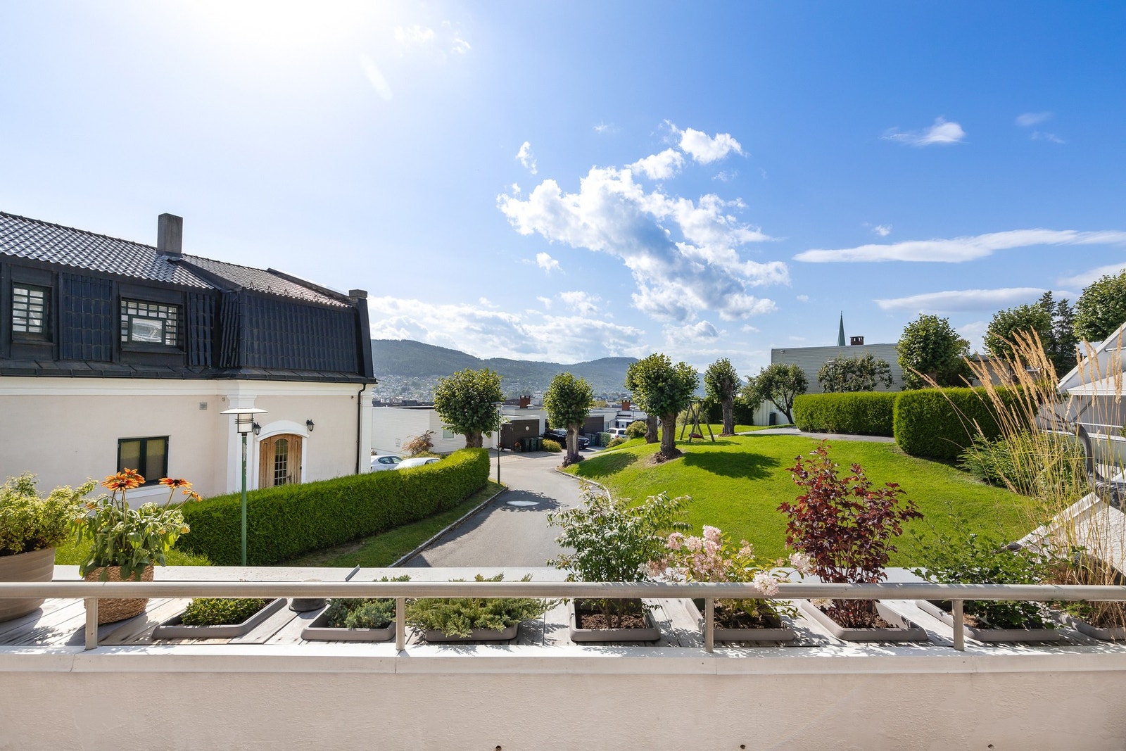 Rekkverket har en praktisk blomsterkasse i betong som gir grønne muligheter rett utenfor døren Galleribilde