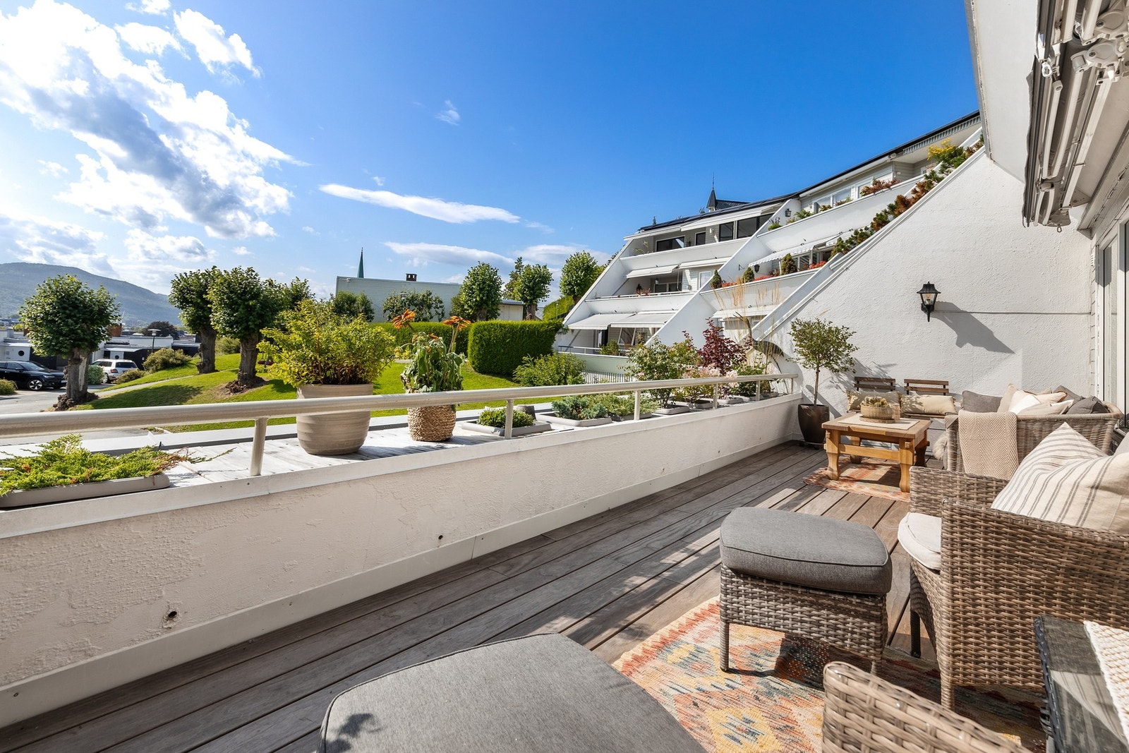Balkongen er nylig oppgradert med ny sveise-membran på både dekke og blomsterkasse, og terrassegulvet ble fornyet i 2025 - klart for mange fine stunder utendørs. Galleribilde
