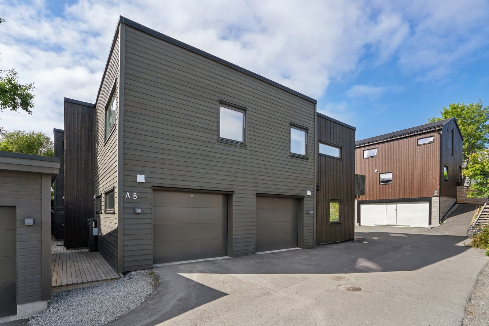 Det medfølger en garasje. Det er ifølge eier klargjort for EL-bil-lader i garasjen. Galleribilde