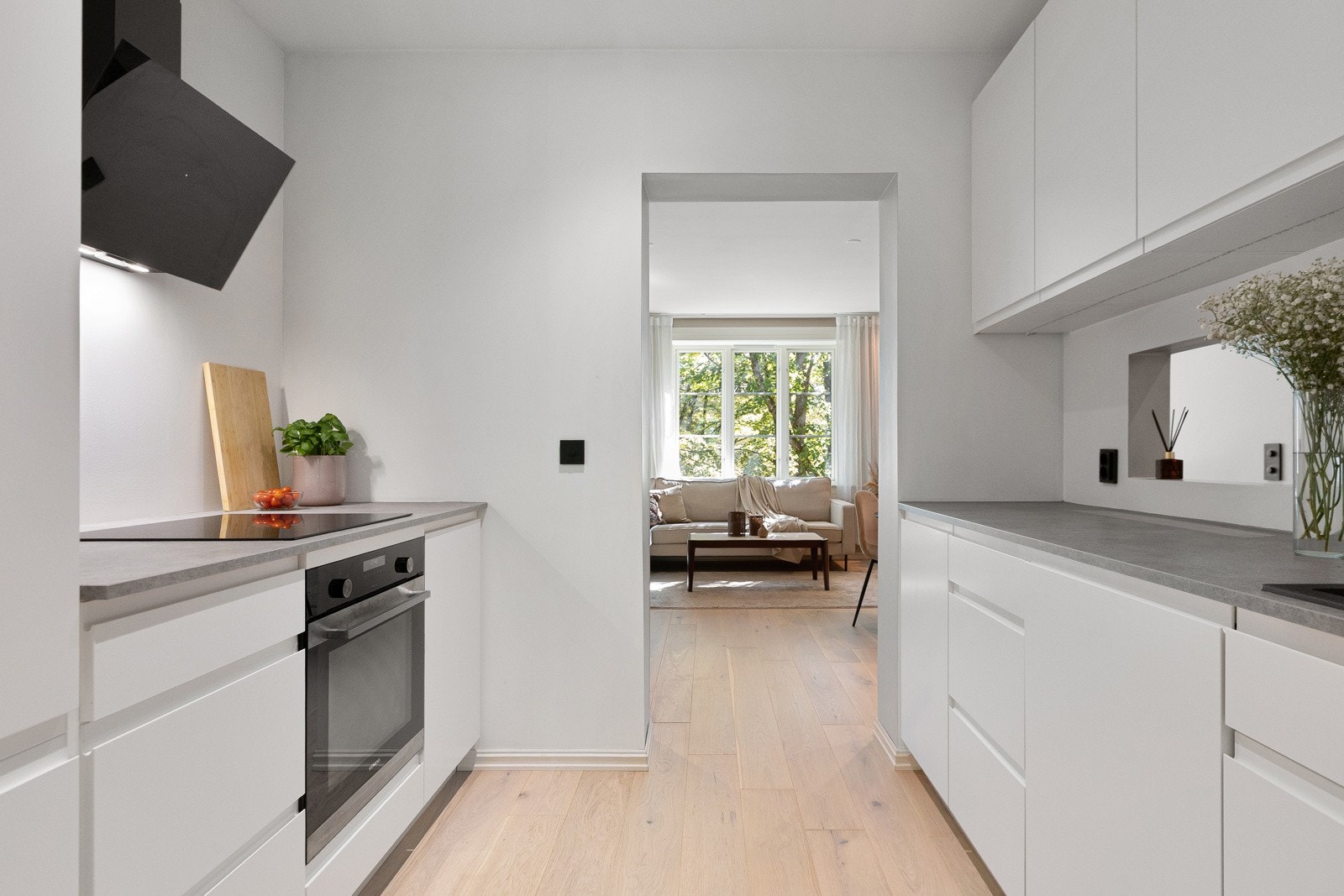 Kjøkkenet har glatte fronter og laminat benkeplate med integrert oppvaskkum. Galleribilde