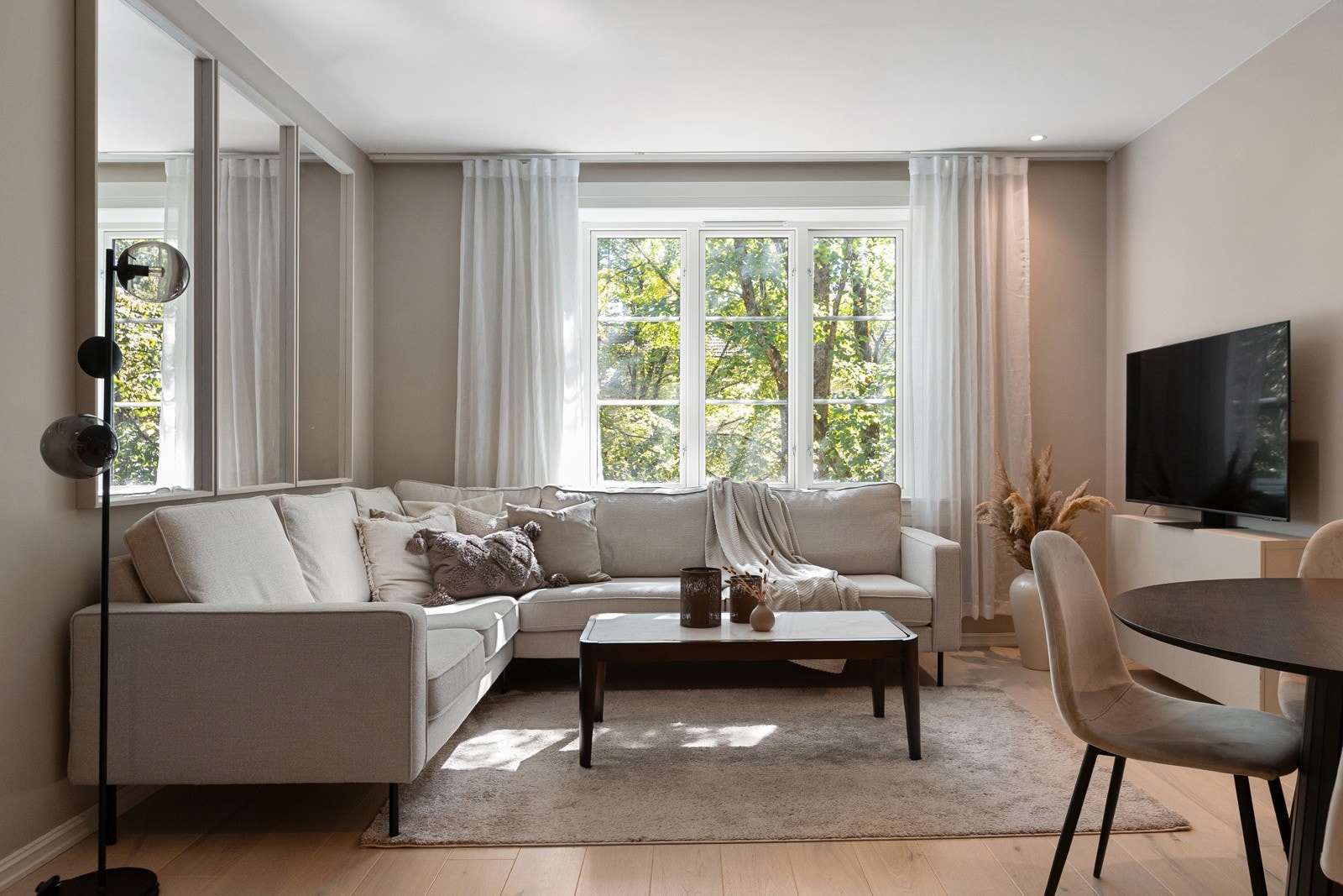 Leilighetens naturlige TV-plass, i tillegg til det gode vinduet som gir godt med lysinnslipp. Galleribilde