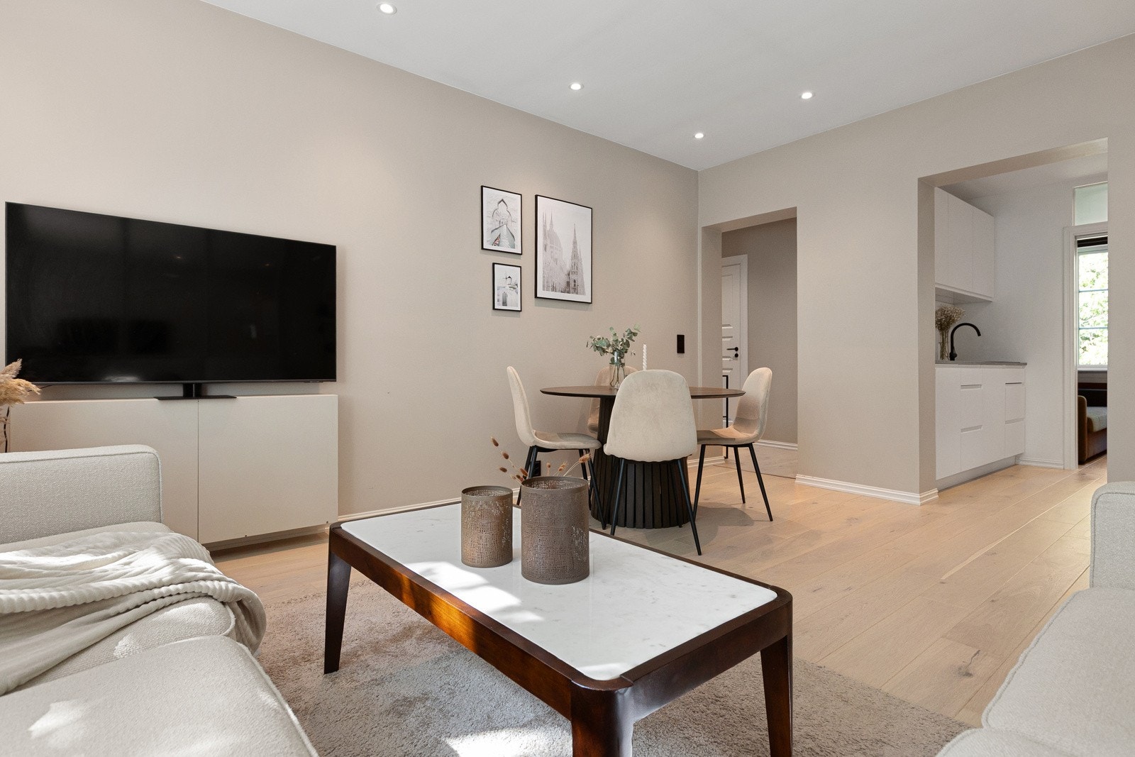 Rommets fargevalg er tidløst og flott. Med åpen løsning mot kjøkkenet. Galleribilde