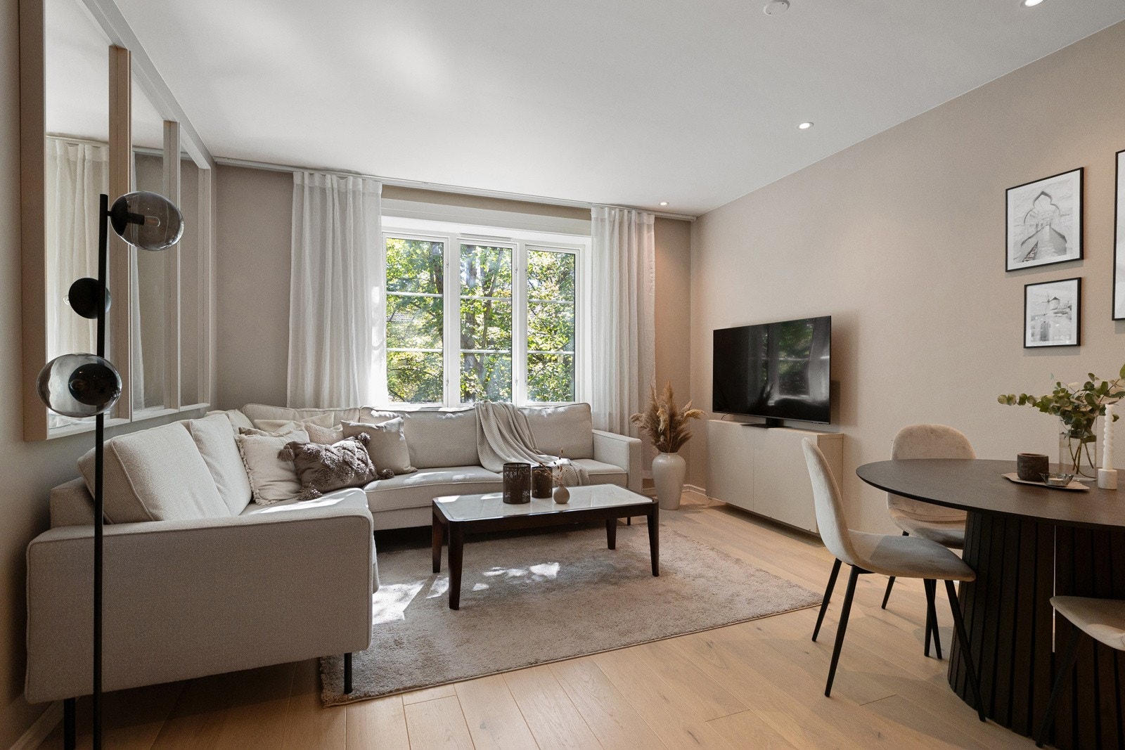 Store vindusflater gir godt med lysinnslipp i stuen. Galleribilde