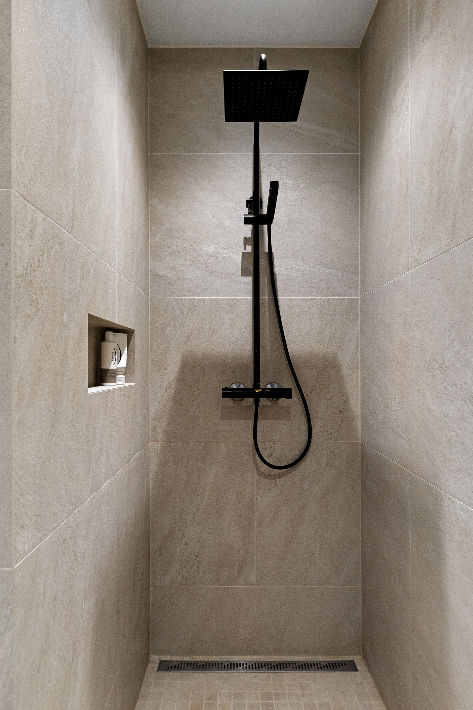 ...og dusjhjørne med nisje Galleribilde