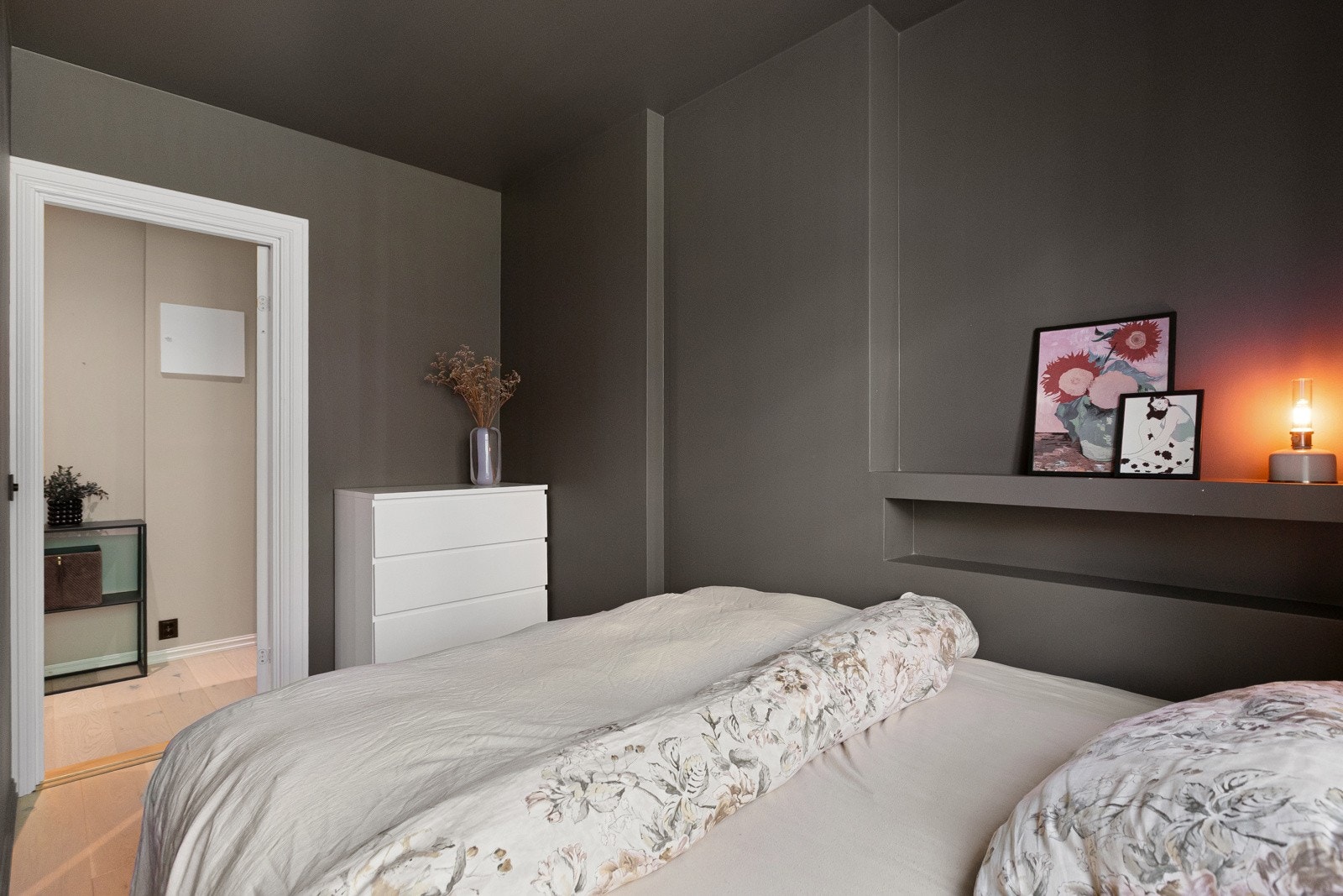 Hovedsoverommet har parkettgulv og malte flater som gir et flott og tidløst preg. Galleribilde