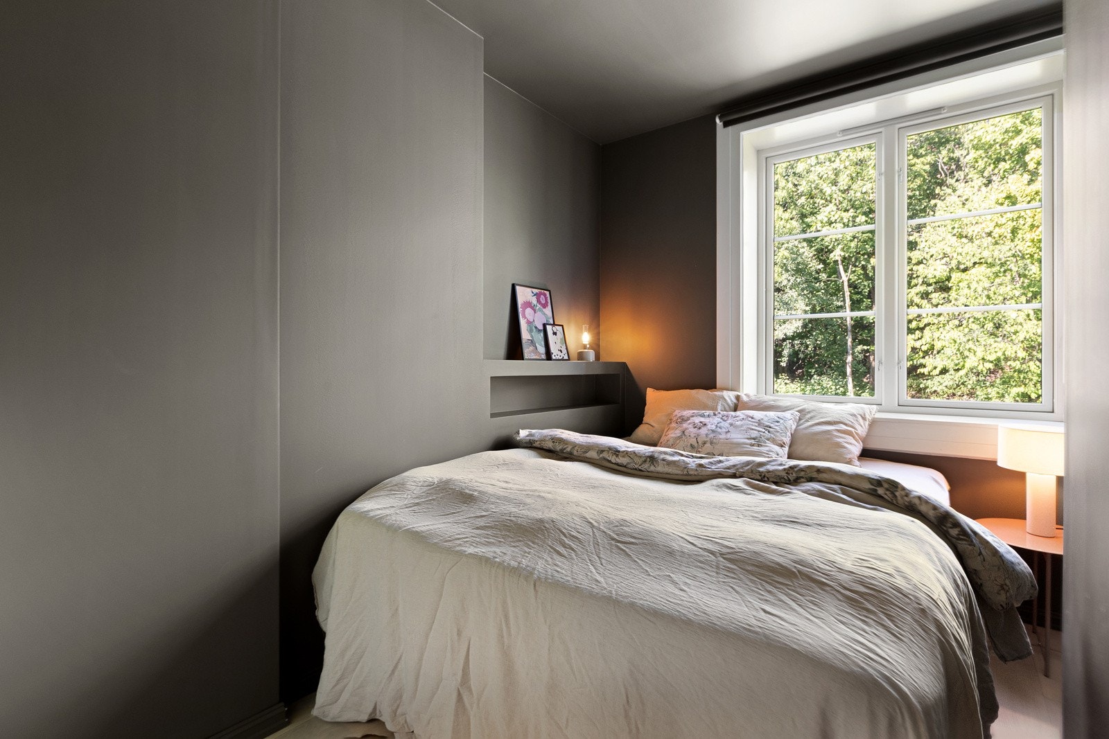 Rommets størrelse gir god plass til seng med tilhørende møblement, og vindu bidrar til naturlig lysinnslipp. Galleribilde