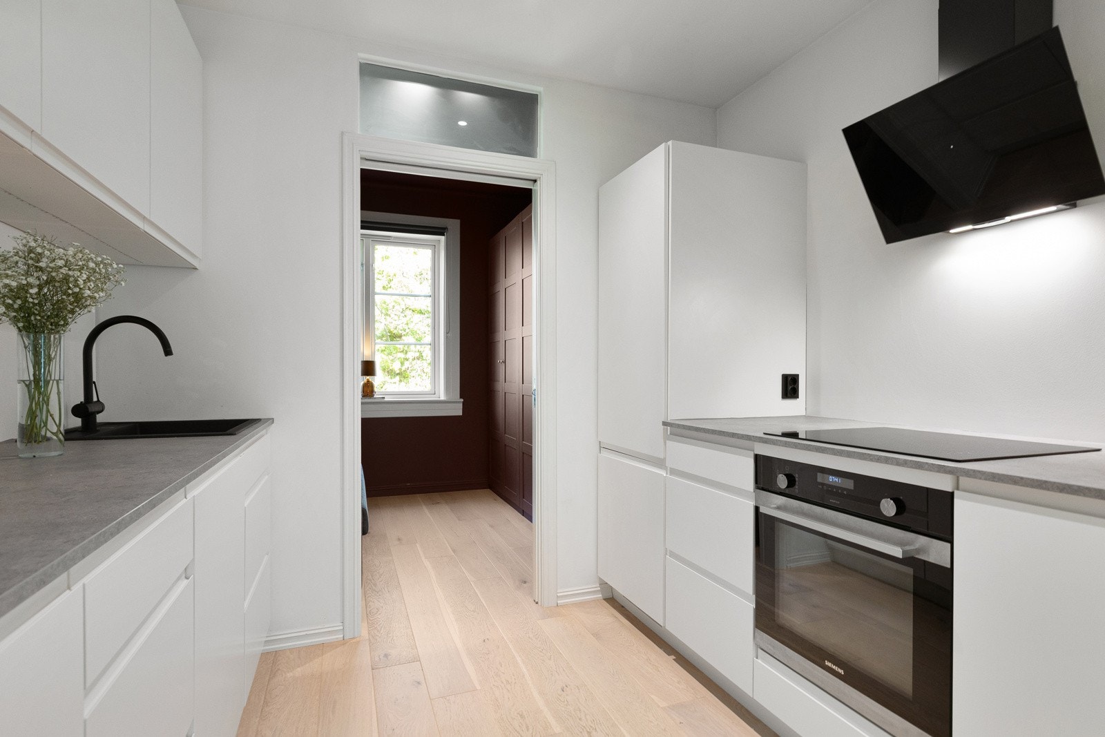 Effektiv planløsning gir gode arbeidsflater og praktiske oppbevaringsmuligheter. Galleribilde