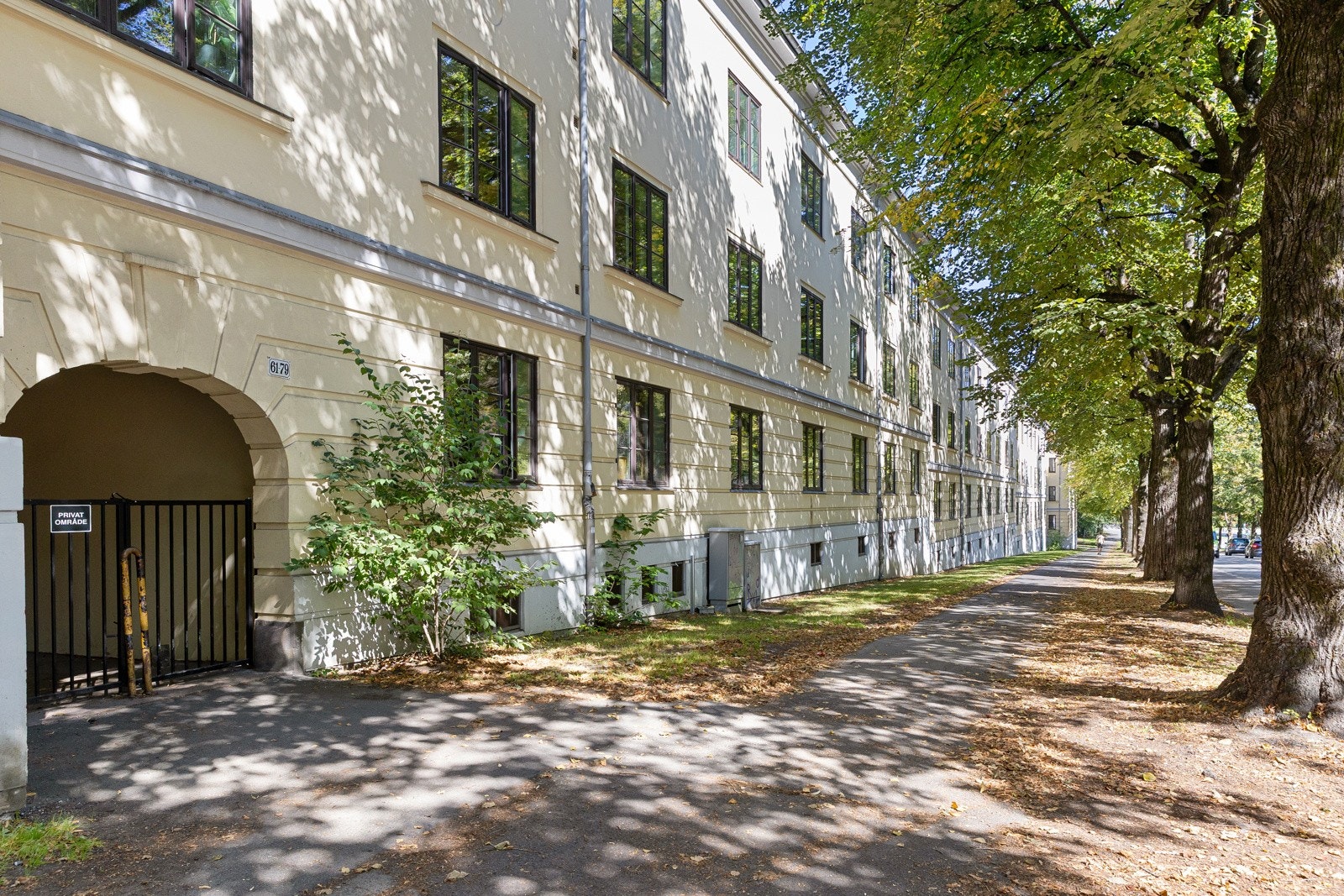 Alléen på utsiden er utrolig flott på sommerstid. Galleribilde