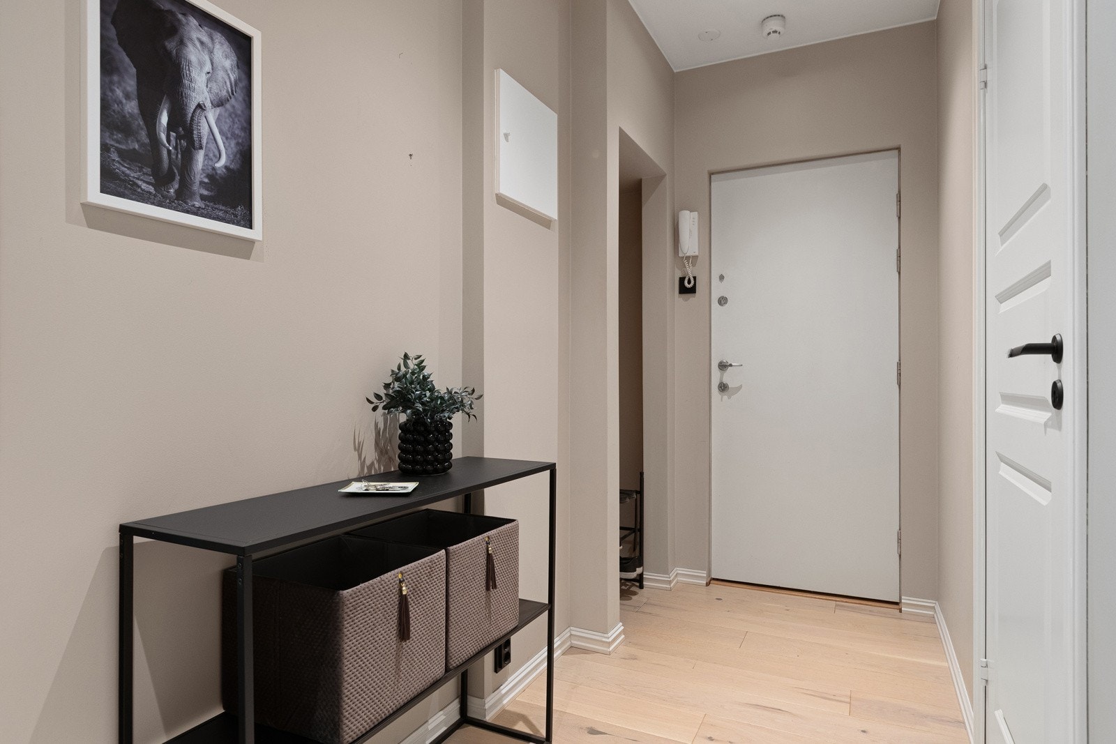 Det lyse fargevalget gjør inngangsparti veldig flott. Med dørcalling kan man enkelt slippe gjester inn uten å måtte gå ned for å åpne døren. Galleribilde